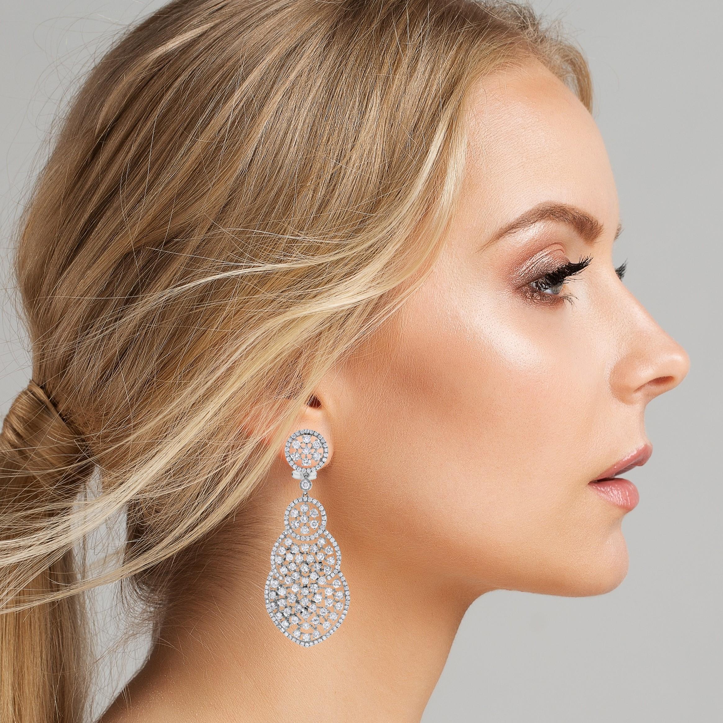 Gli orecchini Diane sono un notevole paio di orecchini di diamanti dichiarati, ideali per una serata elegante. Cadono lunghe per incorniciare il viso e creare movimento e jazz quando vengono acconciate.

Forma del diamante: Rotondo 
Peso totale dei