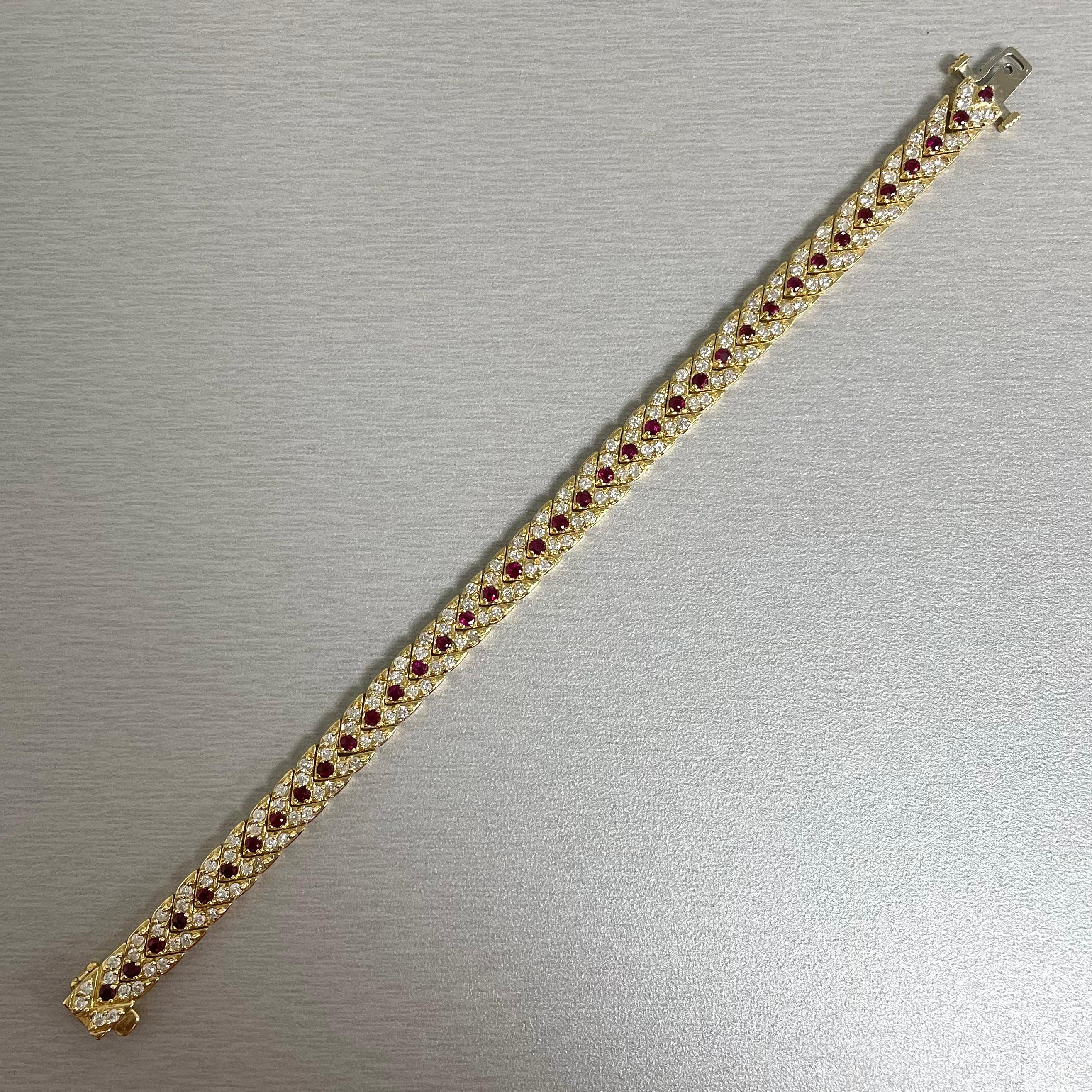 Beauvince Directions-Armband aus Gelbgold (4,38 Karat Diamanten und Rubine) (Zeitgenössisch) im Angebot