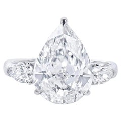Beauvince Diva Verlobungsring mit 3 Steinen in Birnenform (6,64 ct IVS2 IGI Diamant)