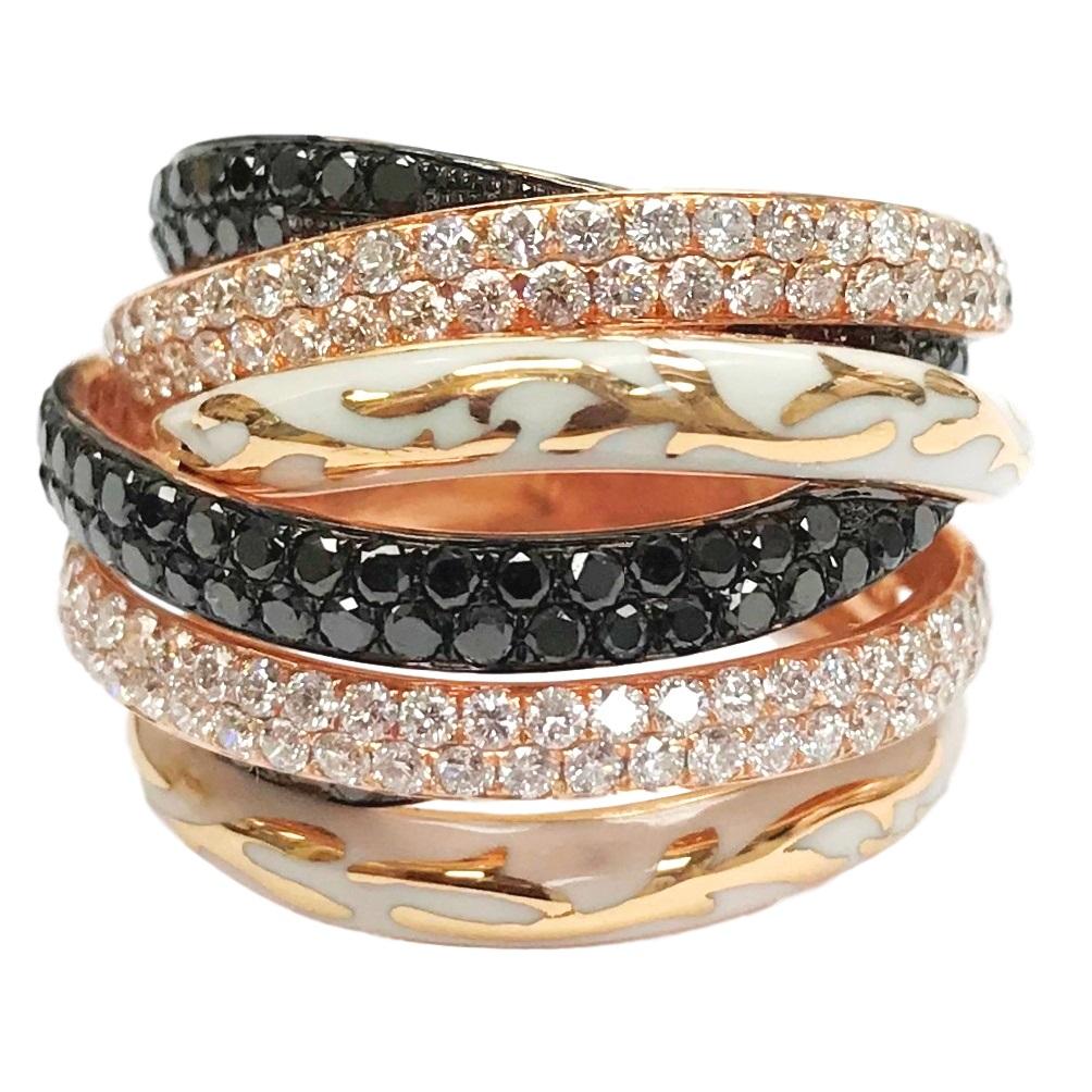 El anillo de diamantes Oriente y Occidente presenta diamantes blancos y negros engastados en oro rosa y decorados con esmalte. Es un precioso anillo de diseño ideal para una personalidad juguetona y con estilo.

Peso total del diamante: 1,87 ct