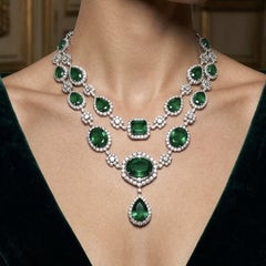 Set di collana e orecchini Beauvince Edith con smeraldi e diamanti, 210,67 ct di pietre preziose
