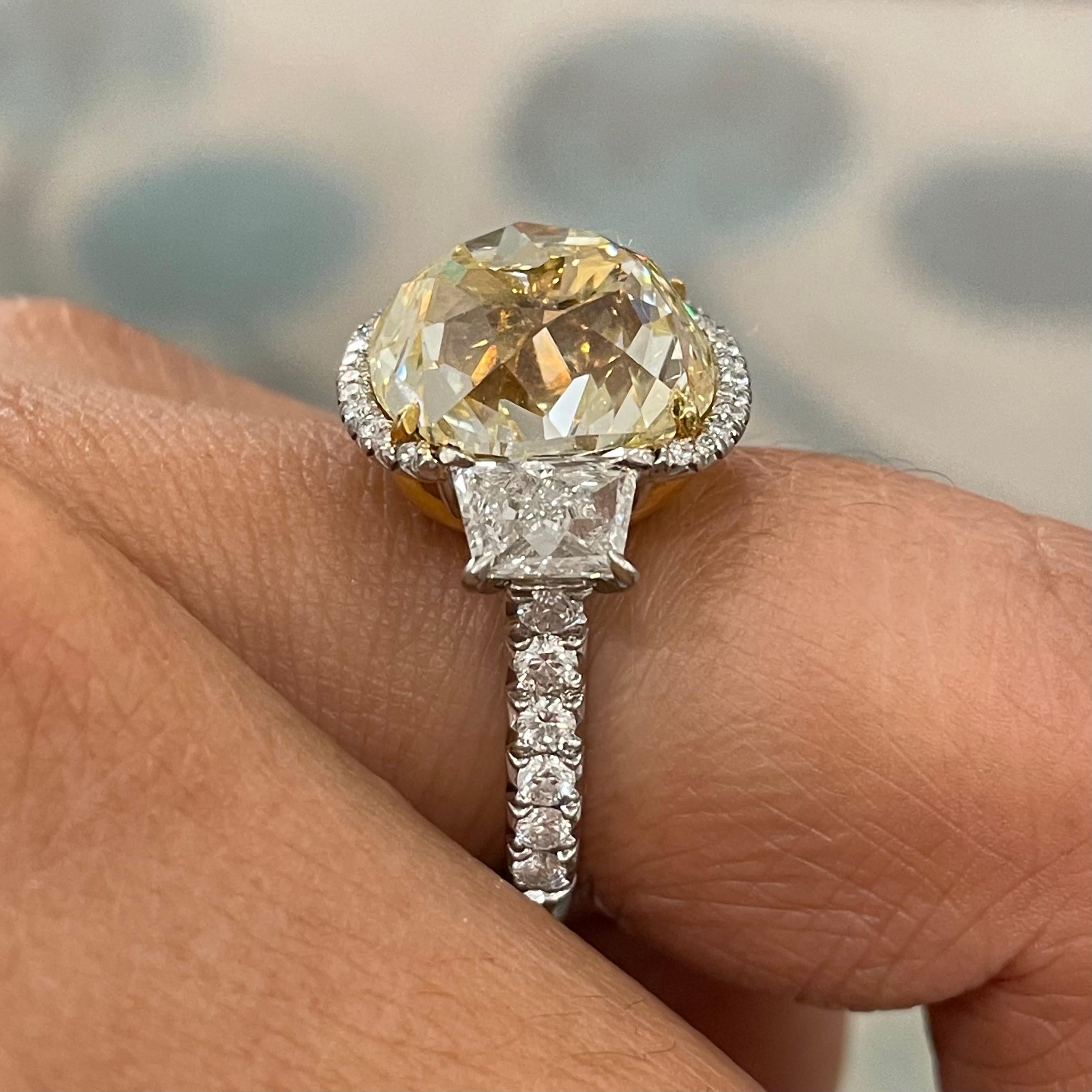 Beauvince Bague Elan en platine avec diamant jaune fantaisie coussin VS1 de 9,77 carats certifié GIA Unisexe en vente