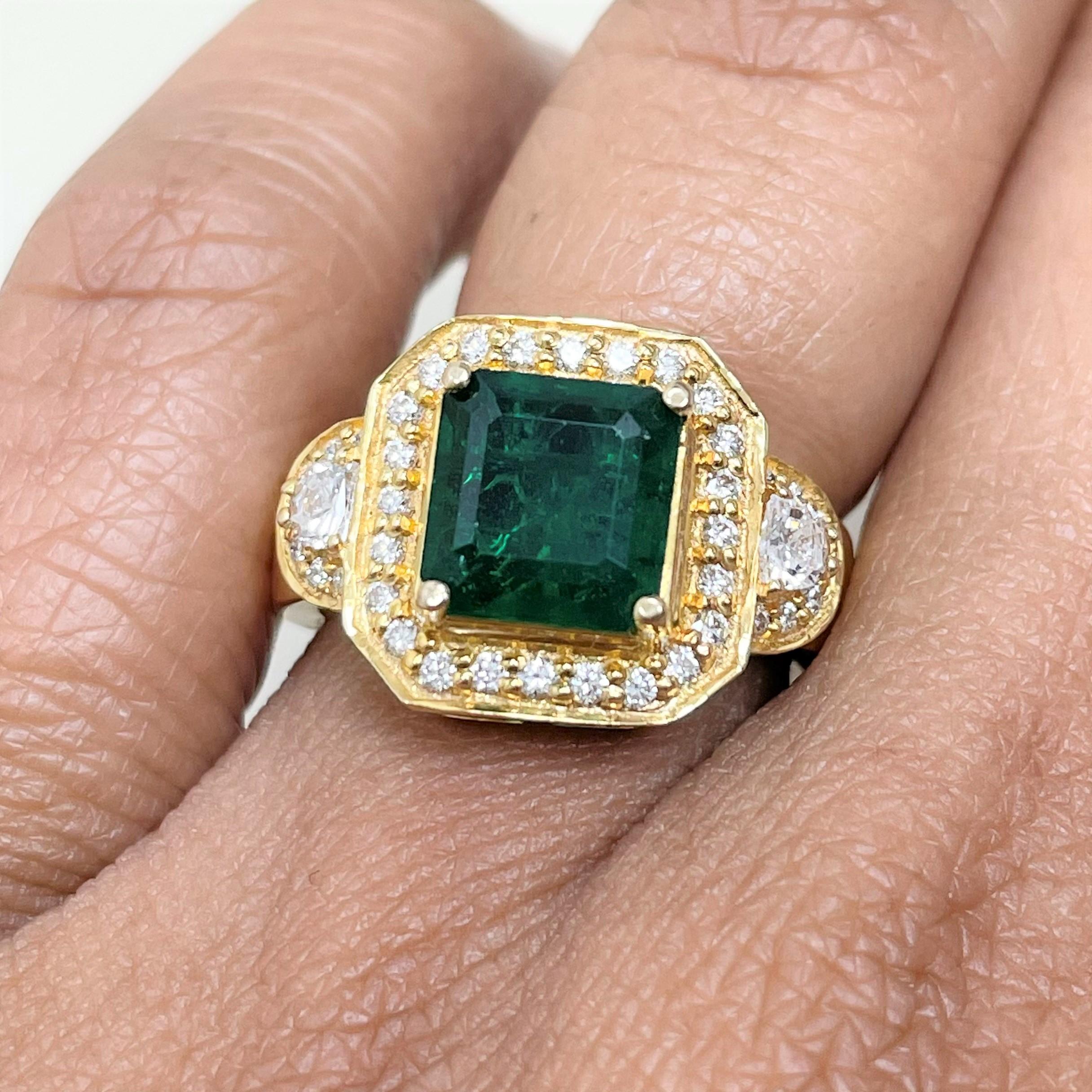 Rustique mais chic, la bague Emma émeraude présente une étonnante émeraude d'un vert profond, mise en valeur par l'éclat de l'or jaune et des diamants lustrés. Il s'agit d'une pièce unique, idéale pour quelqu'un qui aime définir son propre style.