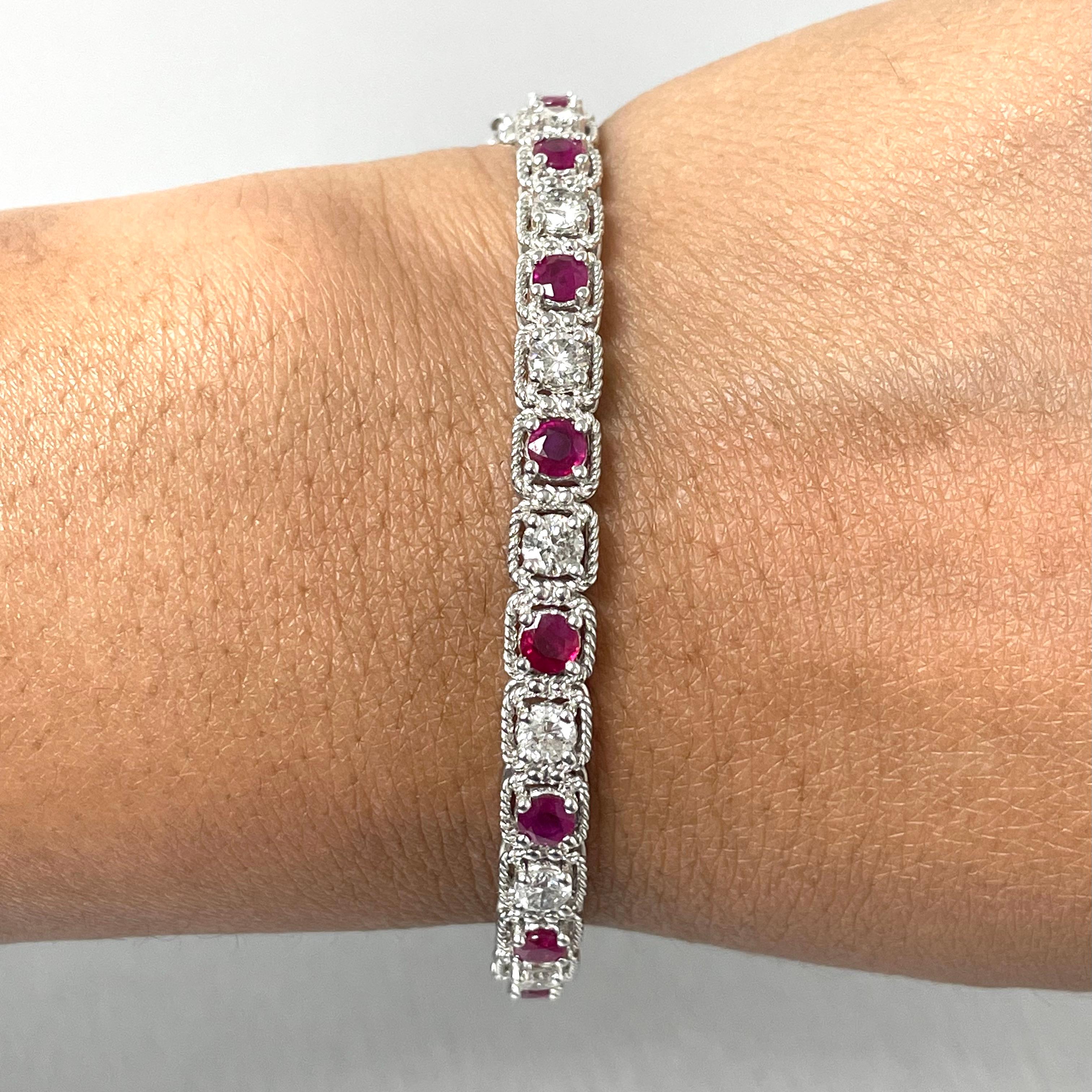 La Pulsera de Fuego es un accesorio único, atrevido y divertido, adecuado para ocasiones especiales y para llevar a diario. El detalle del halo de metal retorcido alrededor de cada gema confiere al brazalete su propio carácter y encanto.

Forma del