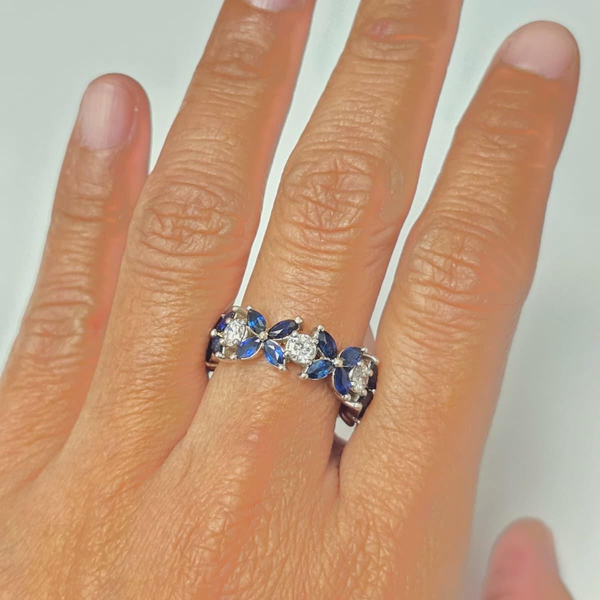 Un anello dal colore divertente e rilassato da indossare da solo o da impilare, il Flora Band è un gioiello sempreverde da collezionare.

Tipo di pietra preziosa: Zaffiro
Forma della pietra preziosa: Marquise
Peso della gemma: 3,26
Colore della