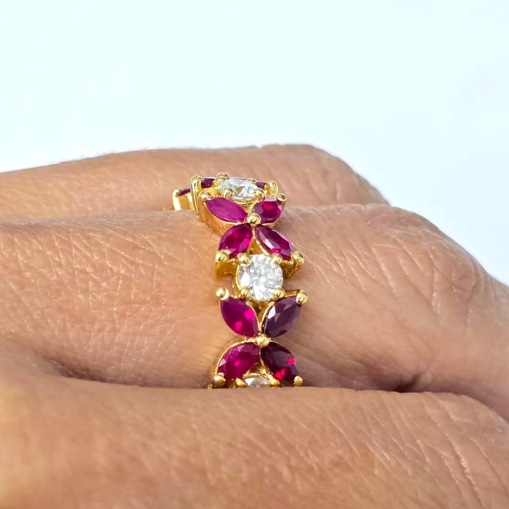 Une bague de couleur amusante et décontractée à porter seule ou à empiler, le Flora Band est un bijou éternel pour une collectionneuse.

Type de pierre précieuse : Rubis
Forme de la pierre : Marquise
Poids de la pierre : 3.28
Couleur des pierres :