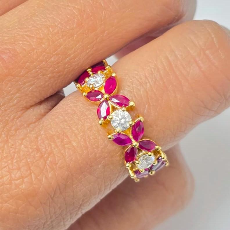 Contemporain Beauvince Flora Band (4.63 ct Rubies & Diamonds) in Yellow Gold en vente