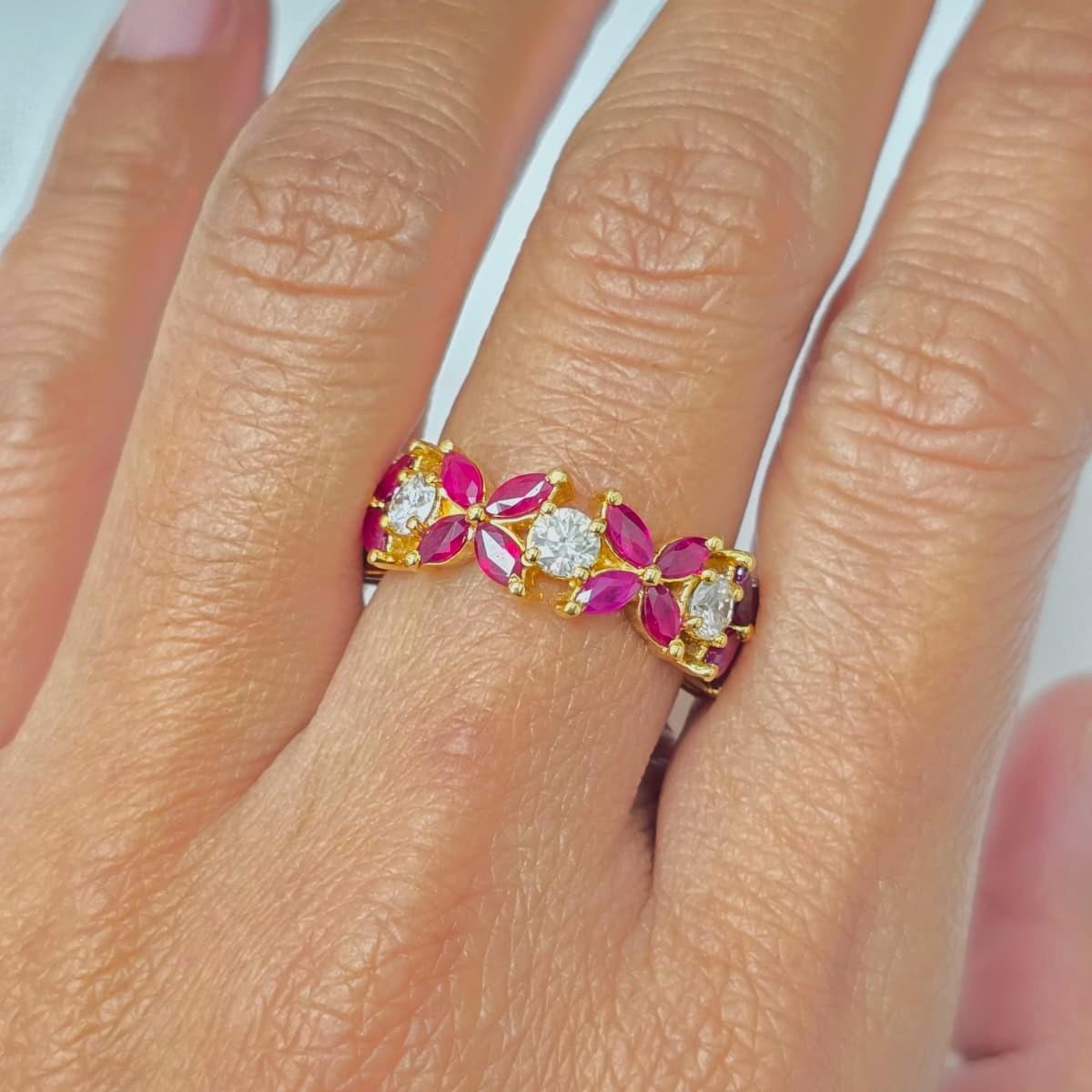 Taille ronde Beauvince Flora Band (4.63 ct Rubies & Diamonds) in Yellow Gold en vente