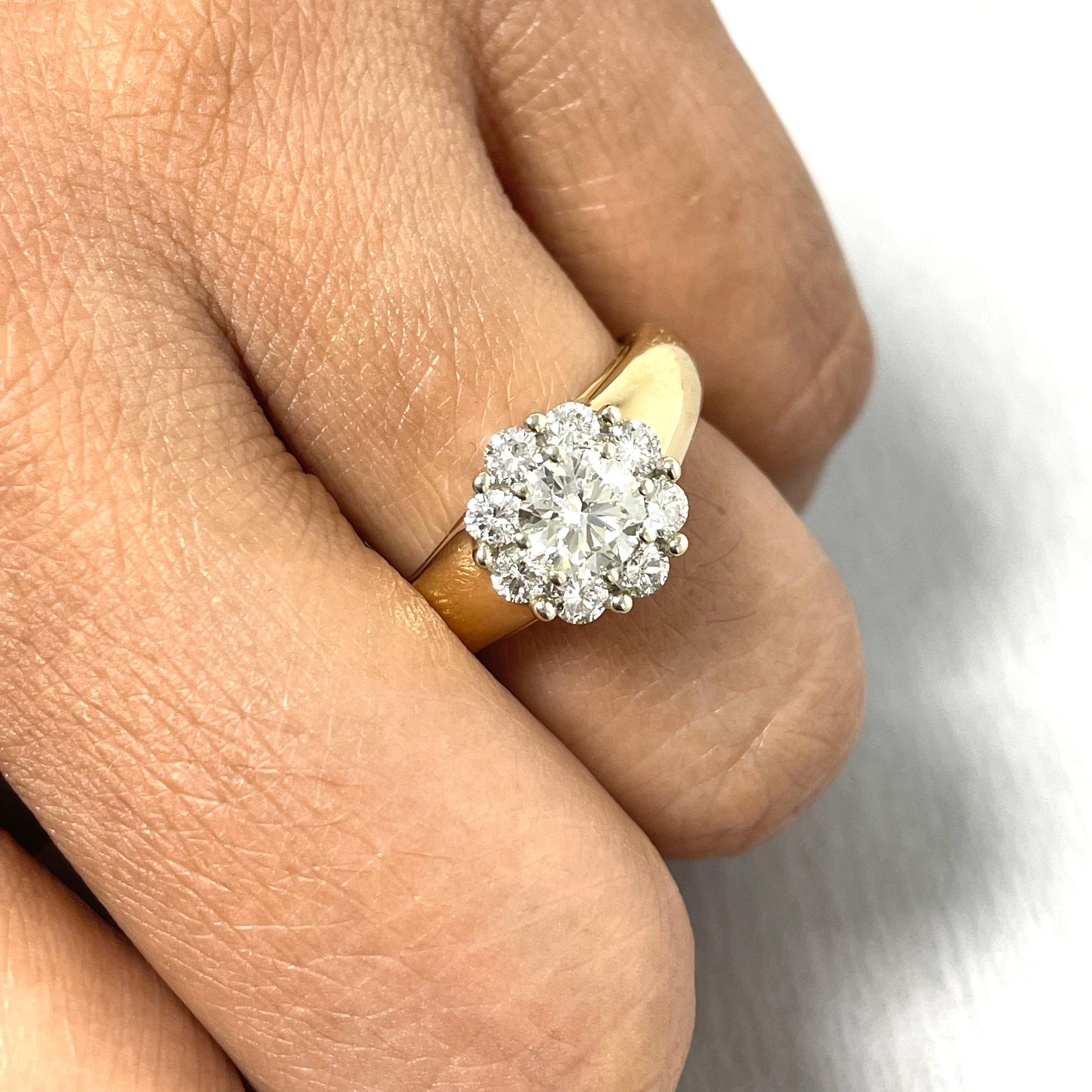 Der Flora ist ein einzigartiger, klobiger und lebendiger Verlobungsring, der für sich allein steht. Er ist perfekt für jemanden, der mit der Norm brechen will.

Zentrum Diamant Form: Runder Brillant 
Gewicht des zentralen Diamanten: 0,75 ct 
Farbe