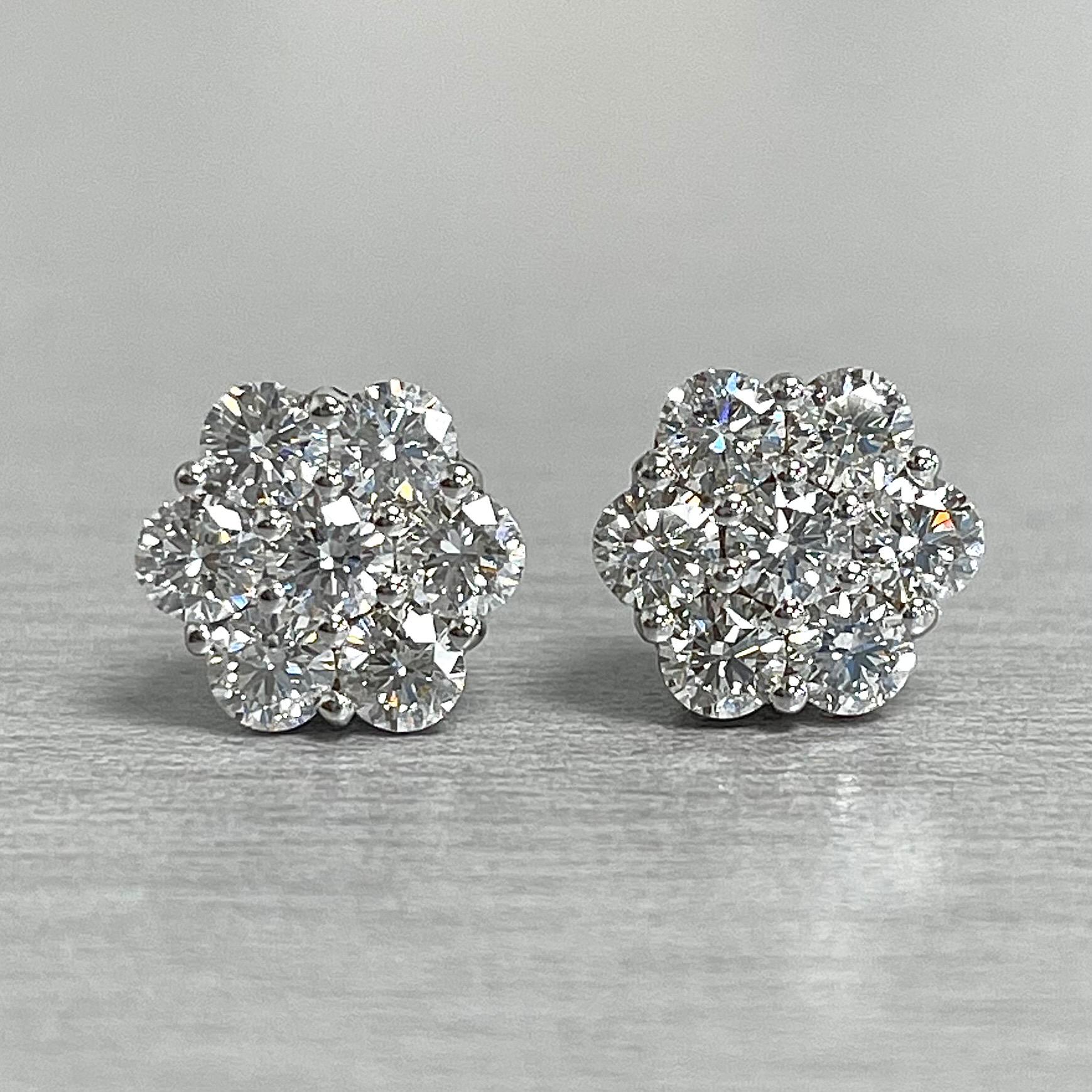 Les clous de diamant sont des bijoux de tous les jours. Il s'agit d'un vêtement classique et élégant qui peut être porté n'importe où et n'importe quand.

Forme des diamants : Rond
Poids du diamant : 1,47 ct 
Couleur du diamant : G - H
Clarté du