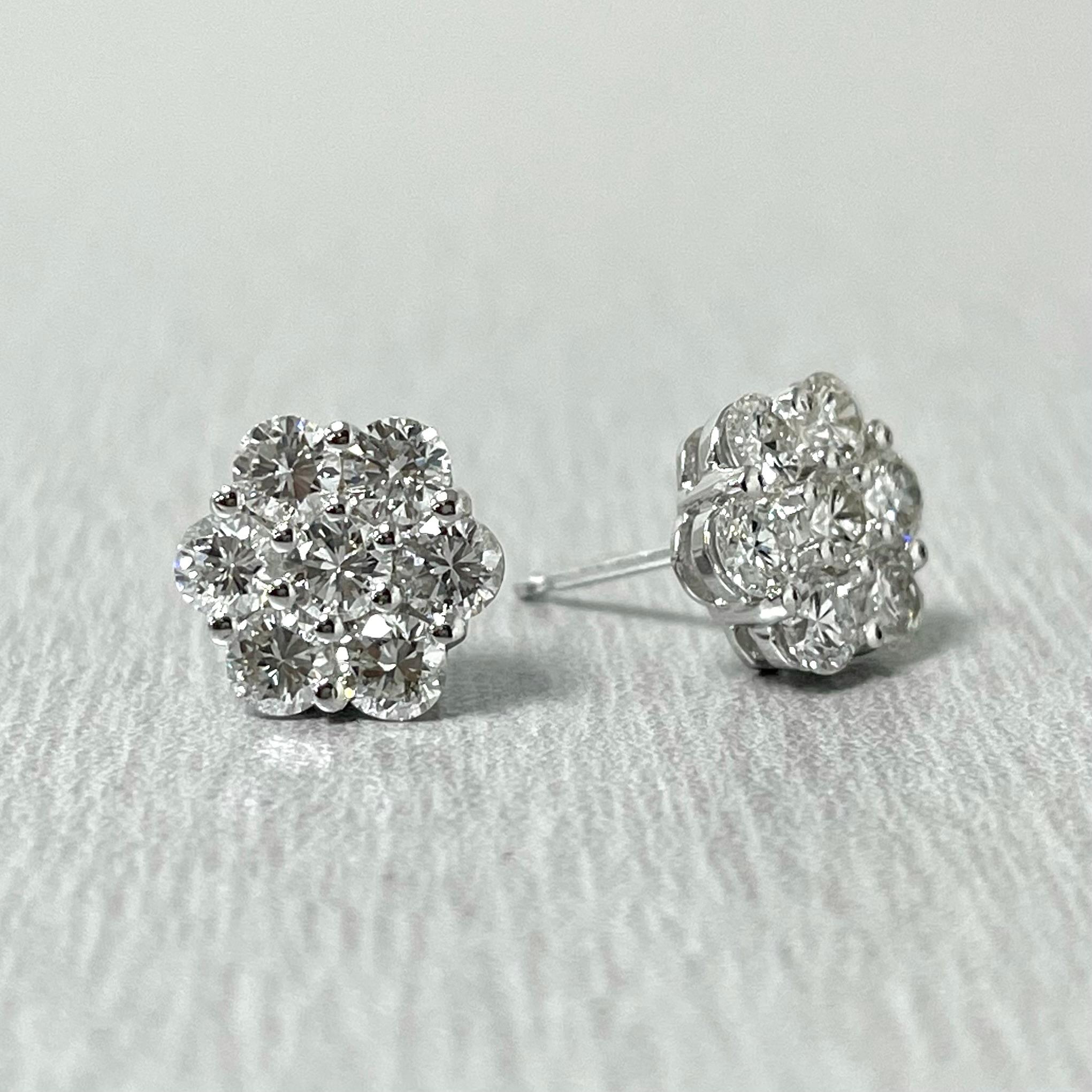 Beauvince Clous en or blanc avec grappe de fleurs et diamants de 1,47 carat Neuf - En vente à New York, NY