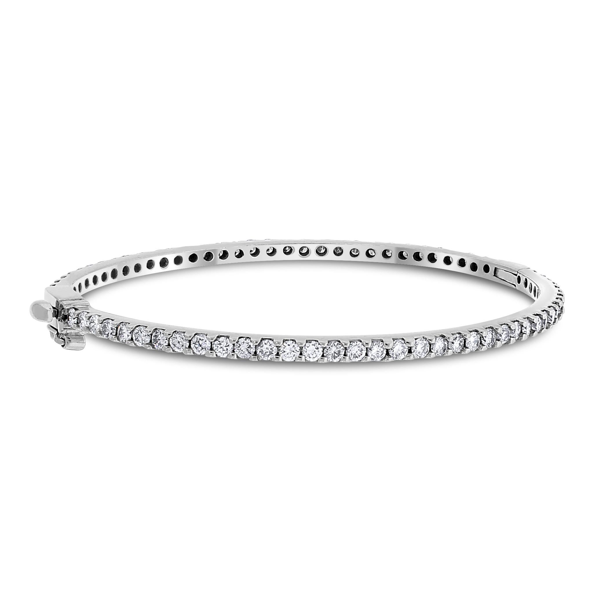 Una rivisitazione moderna del tradizionale braccialetto che accentua delicatamente il polso. Questo braccialetto è apribile per facilitare l'indossamento e la rimozione.

Peso totale dei diamanti: 4,00 ct 
Numero di diamanti: 71 
Colore del