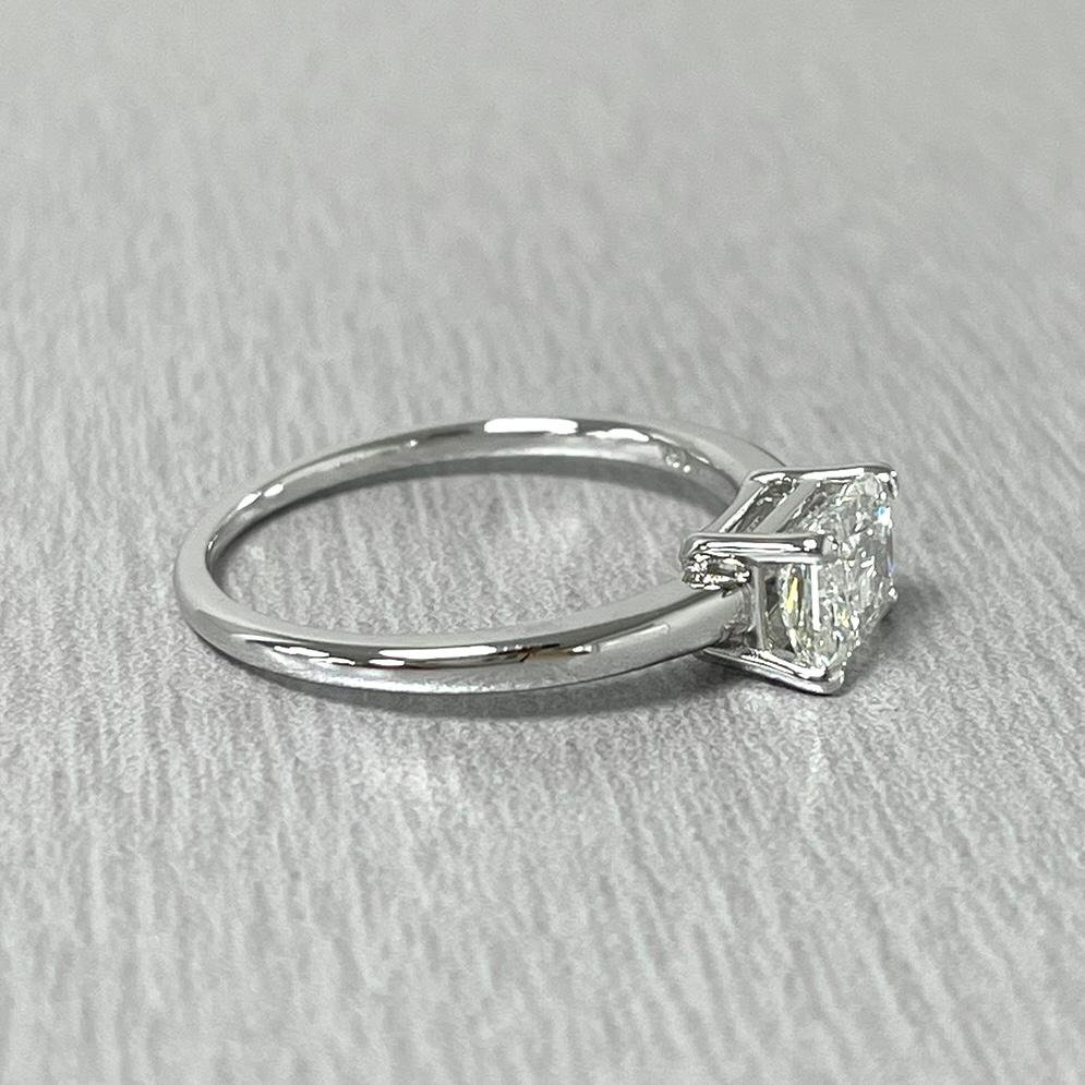 Beauvince GIA 1.01 Carat Radiant Cut HVS2 East West Solitaire Ring In New Condition For Sale In New York, NY
