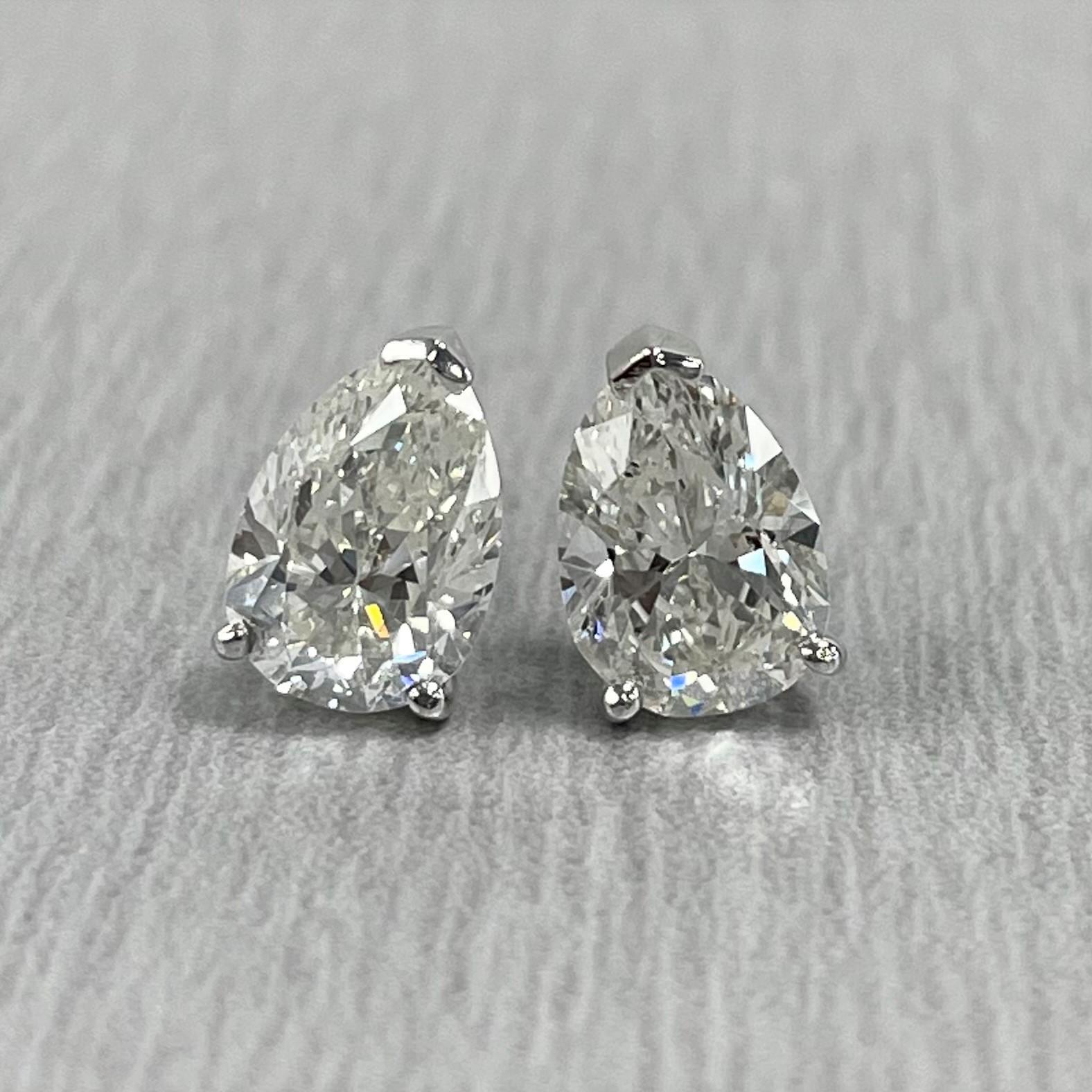 Solitär-Diamantohrstecker sind ein typisches Alltagsschmuckstück. Sie sind ein Klassiker und ein Statement zugleich. 

Form der Diamanten: Birnenform
Zentraler Diamant (1) Gewicht: 1,33 ct 
Diamant-Farbe: I
Diamant Reinheit: SI2 (geringfügig