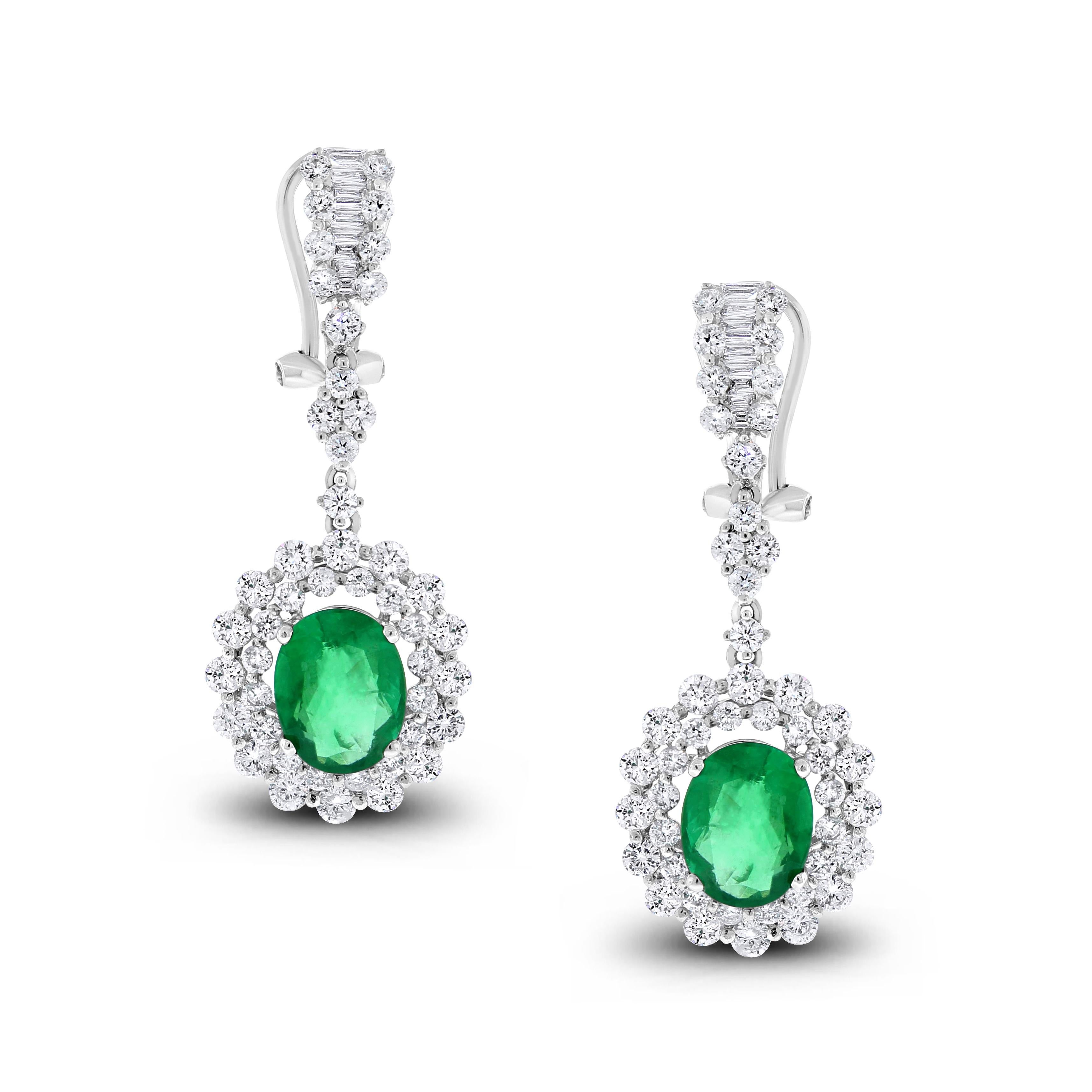 Contemporary Beauvince Gina Earrings (6.45 ct Emeralds & Diamonds) in White For Sale