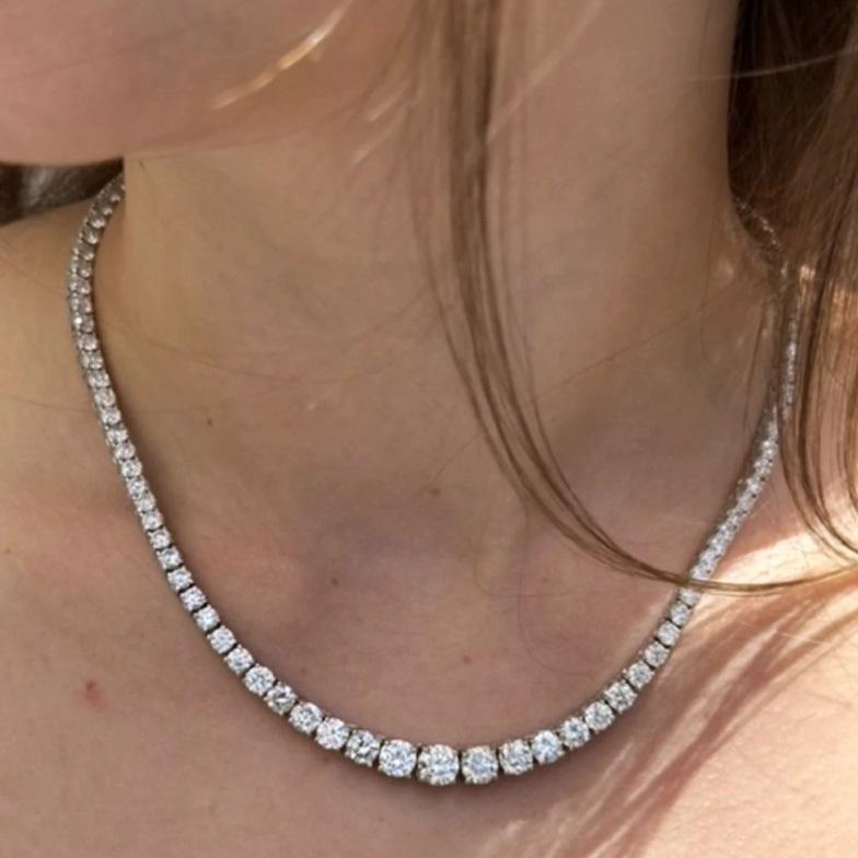 Classica ed elegante, da indossare tutti i giorni o occasionalmente, con diamanti di dimensioni variabili, questa collana Tennis è un gioiello versatile e senza tempo. Tutte le nostre collane hanno due serrature per una maggiore sicurezza.

Peso del