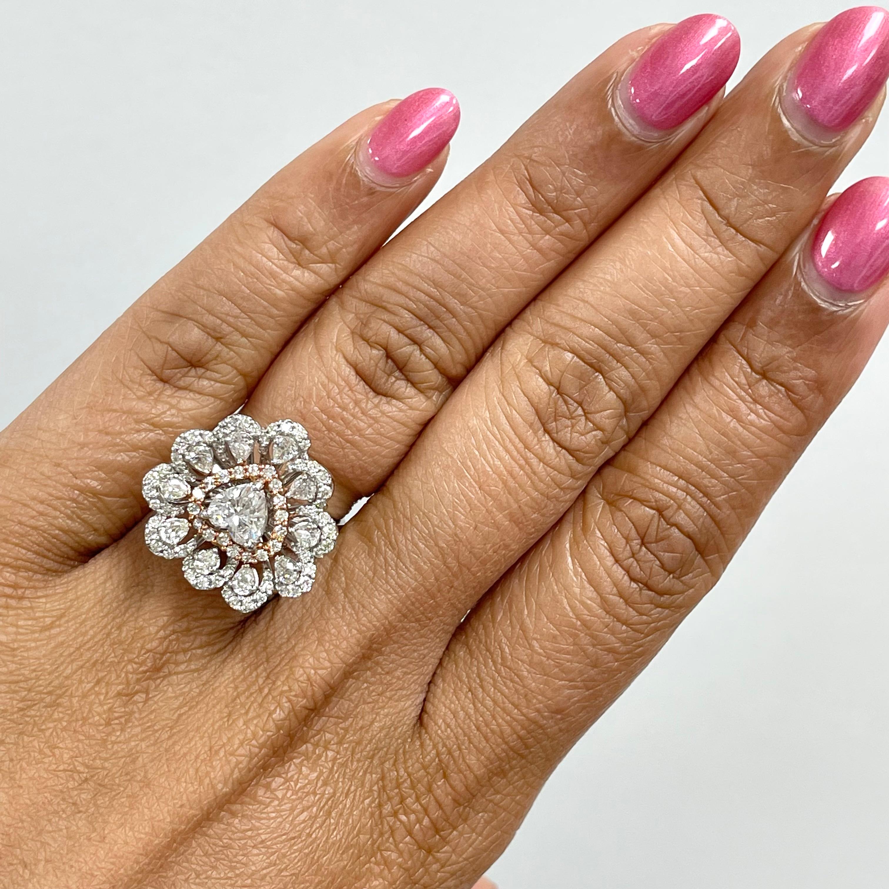 Taille cœur Beauvince Bague cocktail solitaire en or rose et blanc avec diamants en forme de cœur en vente