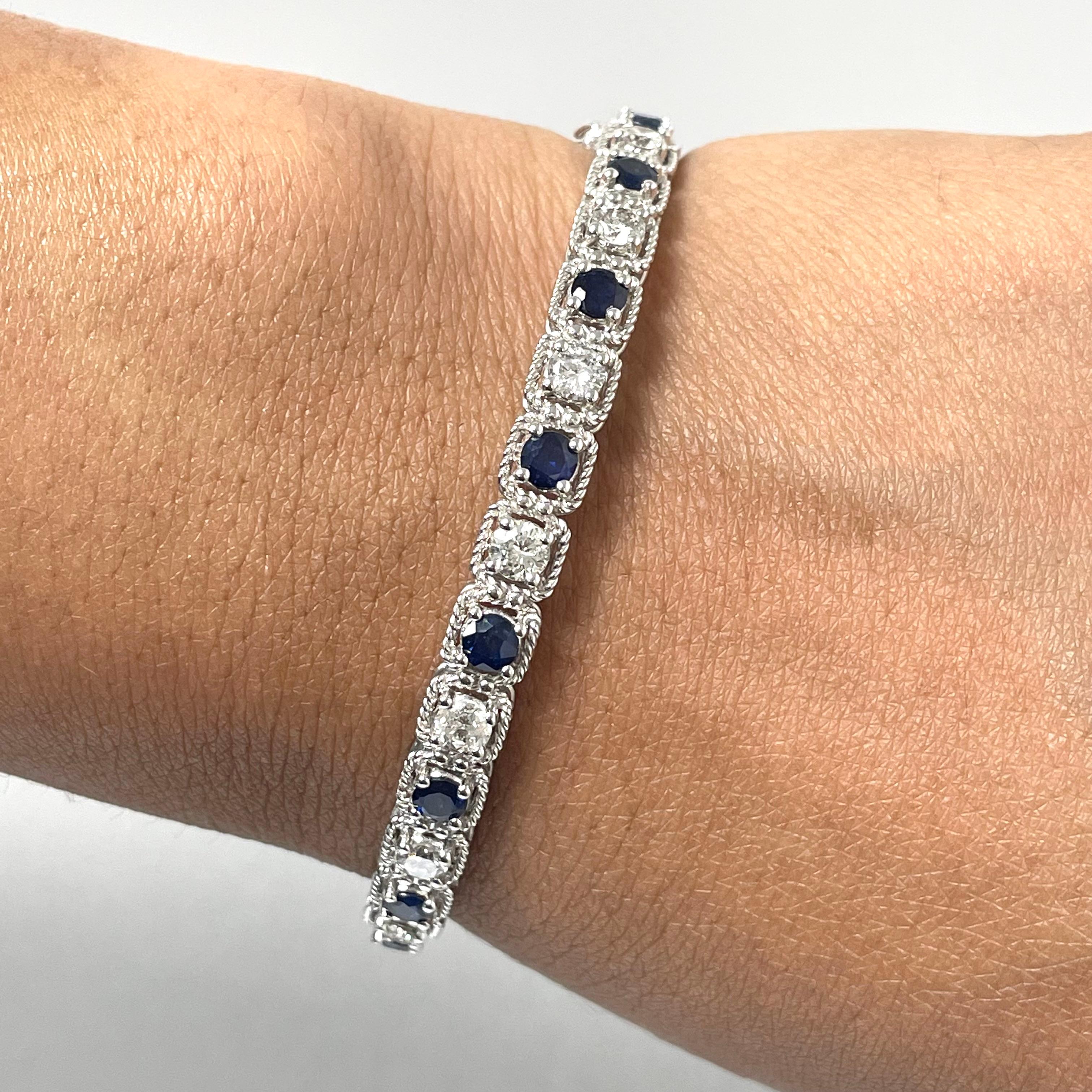 L'Ice Bangle è un accessorio unico, audace e divertente, adatto alle occasioni speciali e all'uso quotidiano. Il dettaglio dell'aureola metallica attorcigliata intorno a ciascuna gemma conferisce al braccialetto il suo carattere e il suo