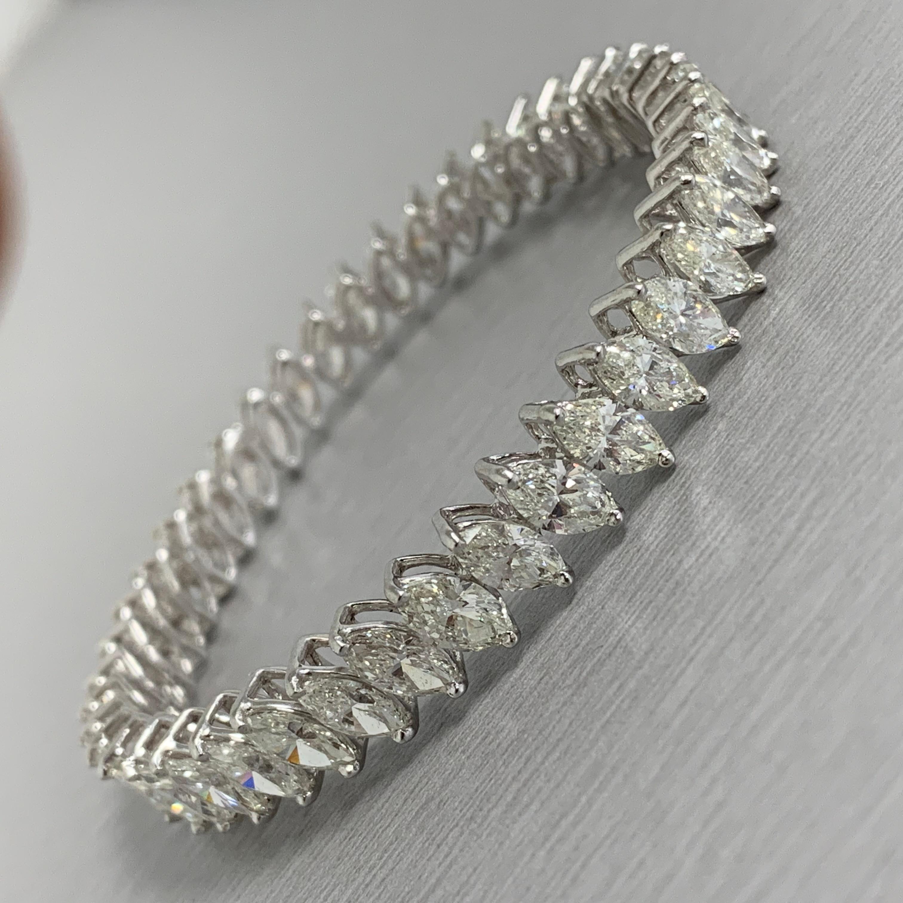 Beauvince Inaya Marquise Bracelet jonc solitaire en or blanc Pour femmes en vente