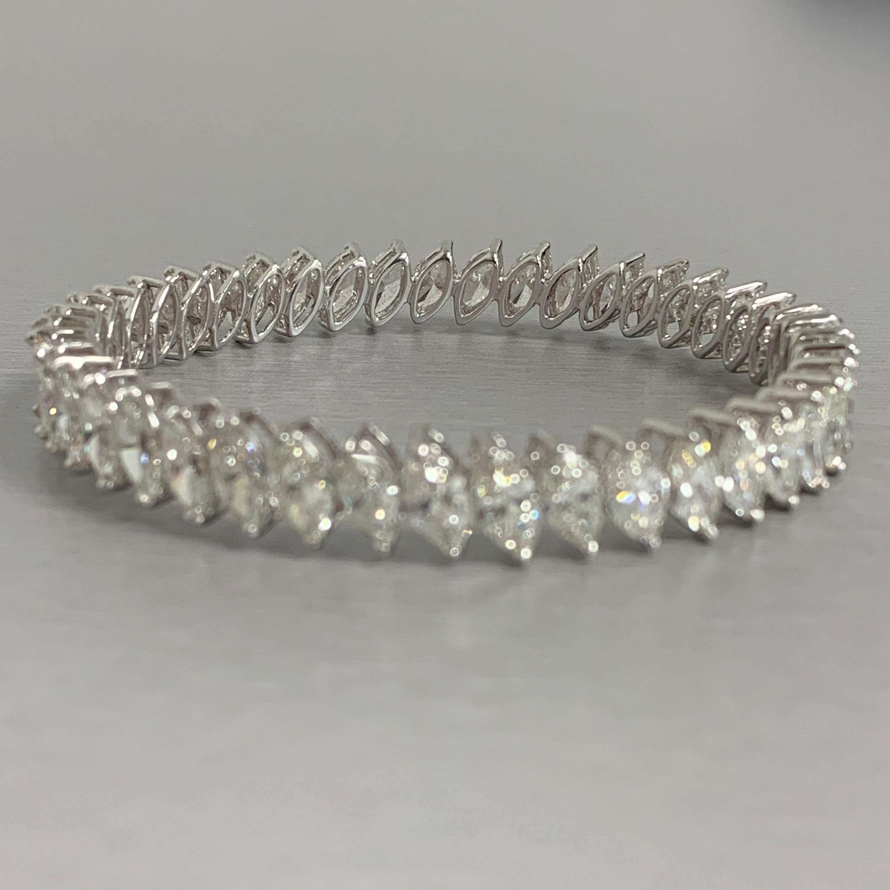 Taille Marquise Beauvince Inaya Marquise Bracelet jonc solitaire en or blanc en vente