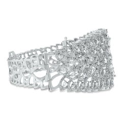 Brazalete Beauvince de oro blanco con halo de diamantes marquesa