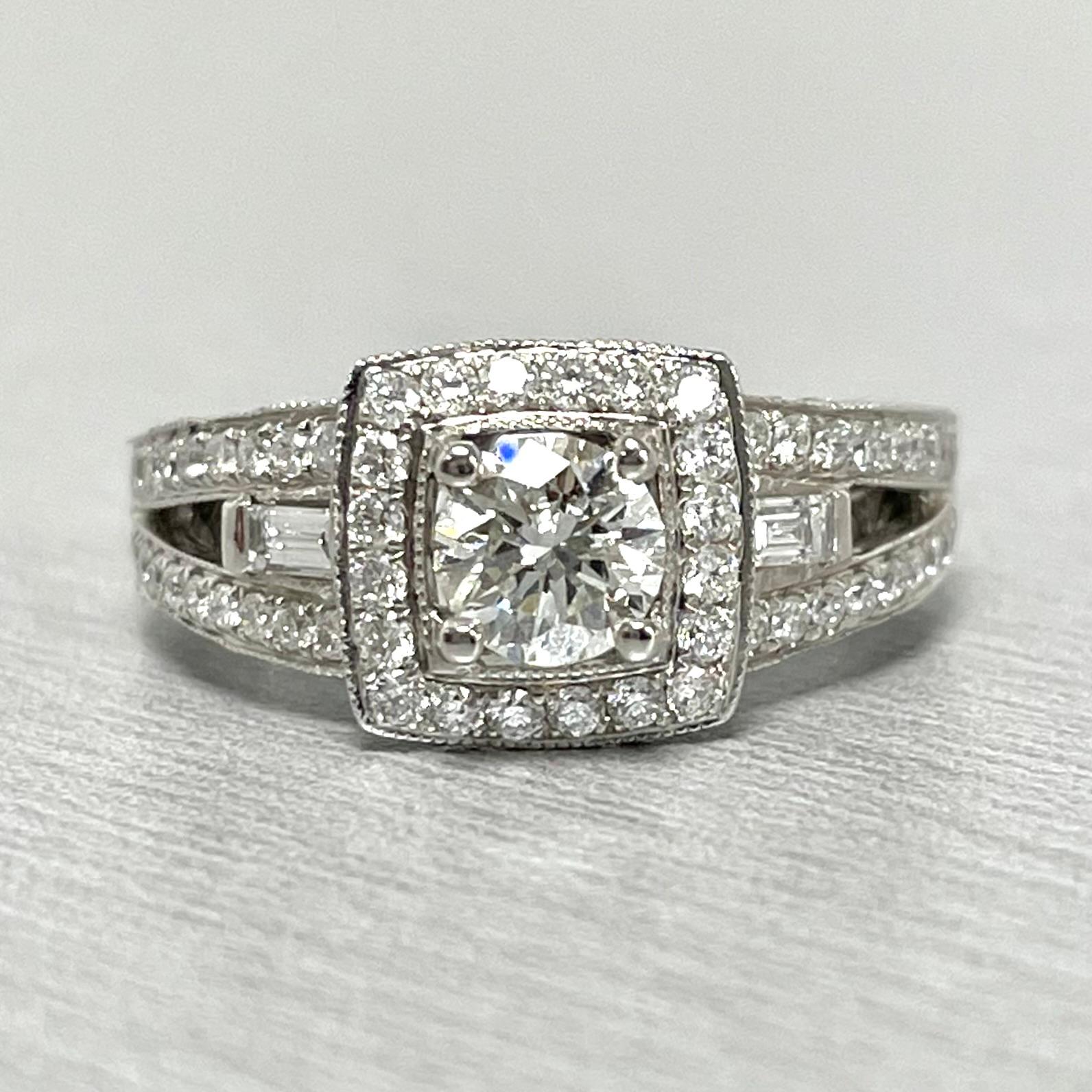 Anello Beauvince Larissa Halo '0.58 Ct Round Diamond' in oro bianco In condizioni Nuovo in vendita a New York, NY
