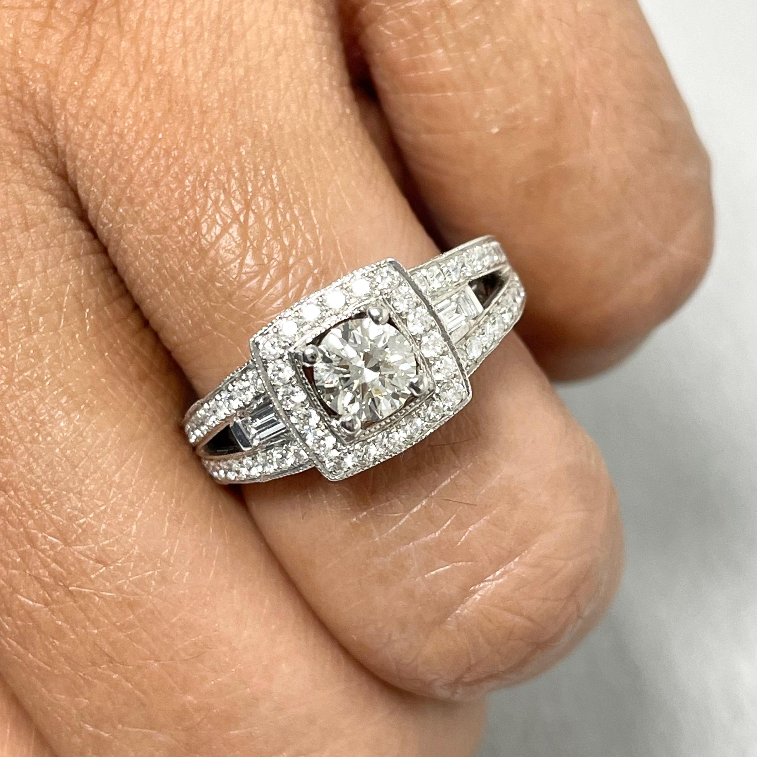 Una combinazione unica di forme e strutture di diamanti, questo anello con aureola è pieno di carattere e di eleganza.  

Forma del diamante centrale: Brillante rotondo 
Peso del diamante centrale: 0.58 carati 
Colore del diamante: H. H. -