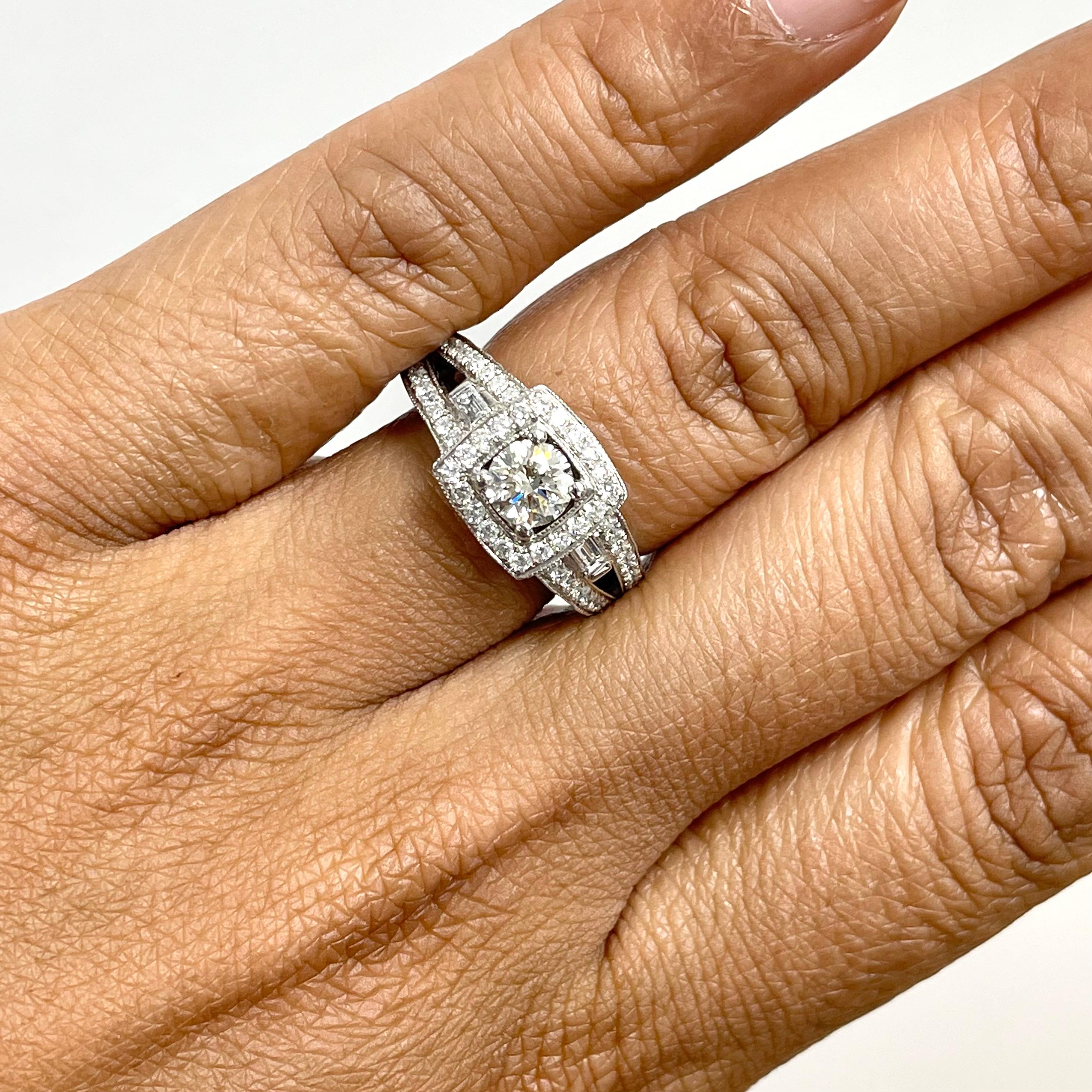 Taglio rotondo Anello Beauvince Larissa Halo '0.58 Ct Round Diamond' in oro bianco in vendita
