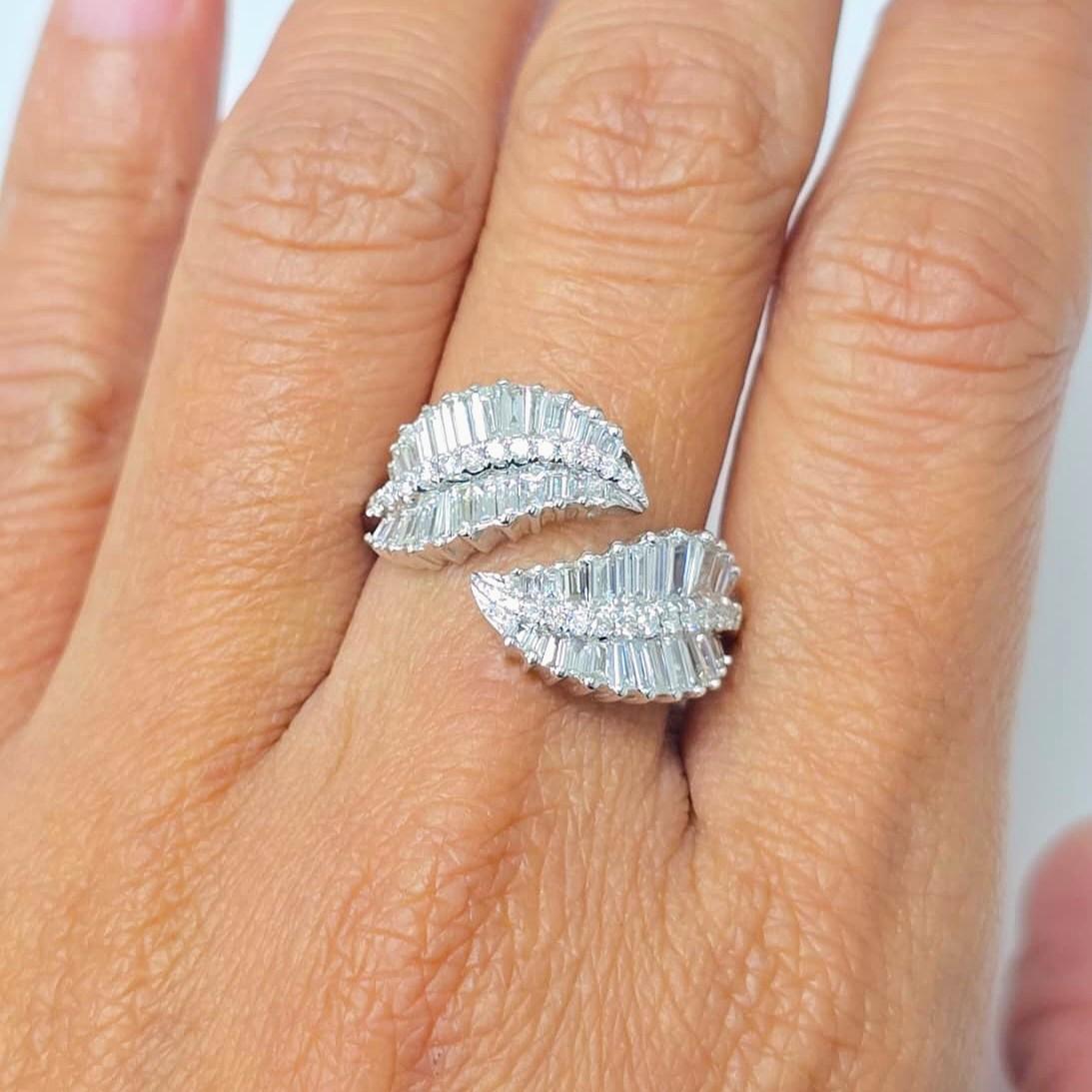 L'anello a fascia con foglia è un gioiello di grande effetto, dal sapore contemporaneo e art déco, con splendidi diamanti baguette. È un must have per i collezionisti di gioielli, un pezzo elegante e senza tempo.

Forma del diamante: Baguette e