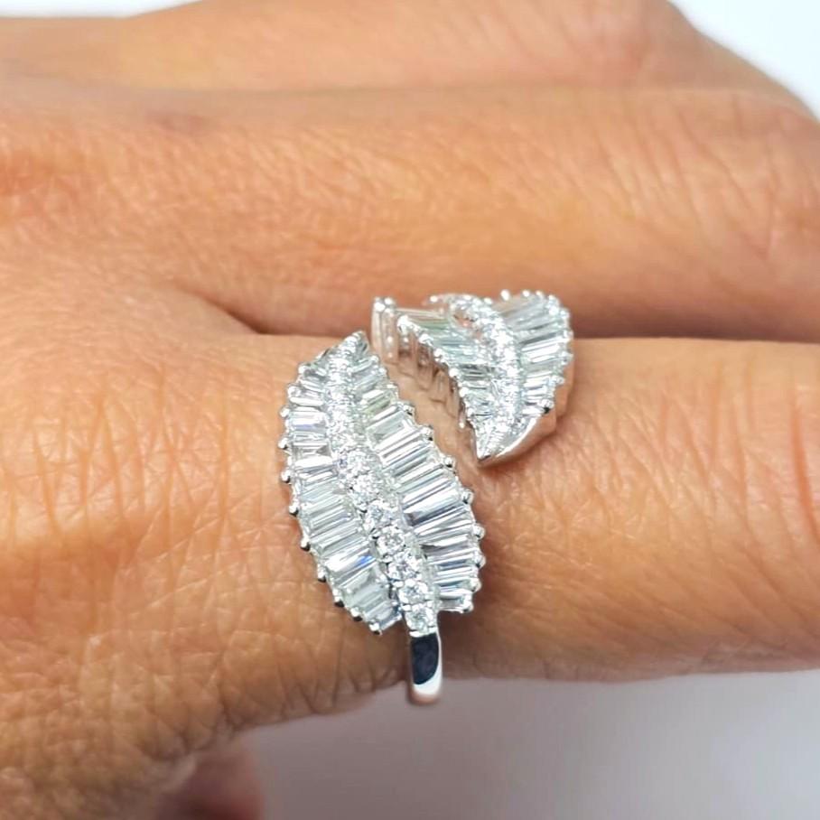 Contemporaneo Anello Beauvince Leaf Wrap Diamond (1,39 carati di diamanti) in oro bianco in vendita