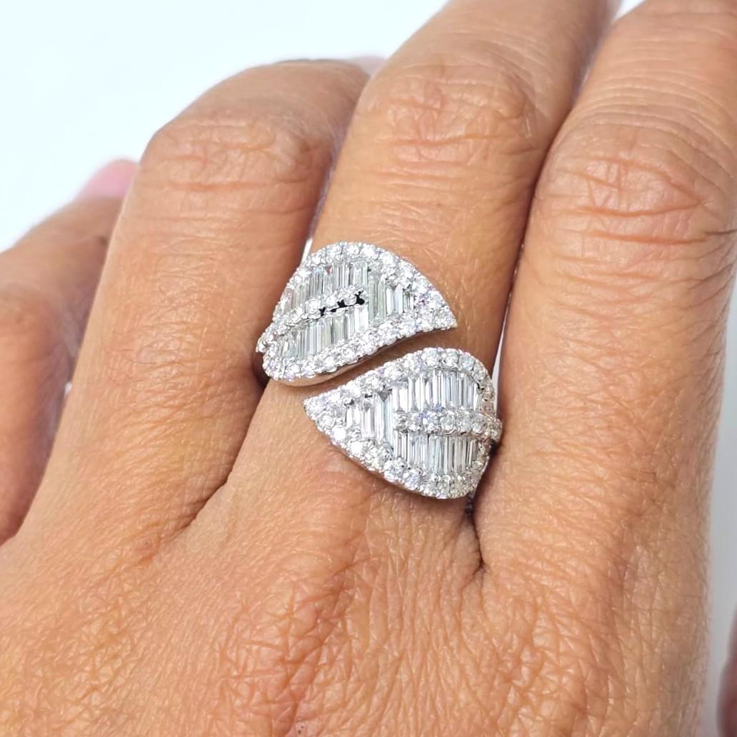 L'anello a fascia con foglia è un gioiello di grande effetto, dal sapore contemporaneo e art déco, con splendidi diamanti baguette. È un must have per i collezionisti di gioielli, un pezzo elegante e senza tempo.

Forma del diamante: Baguette e