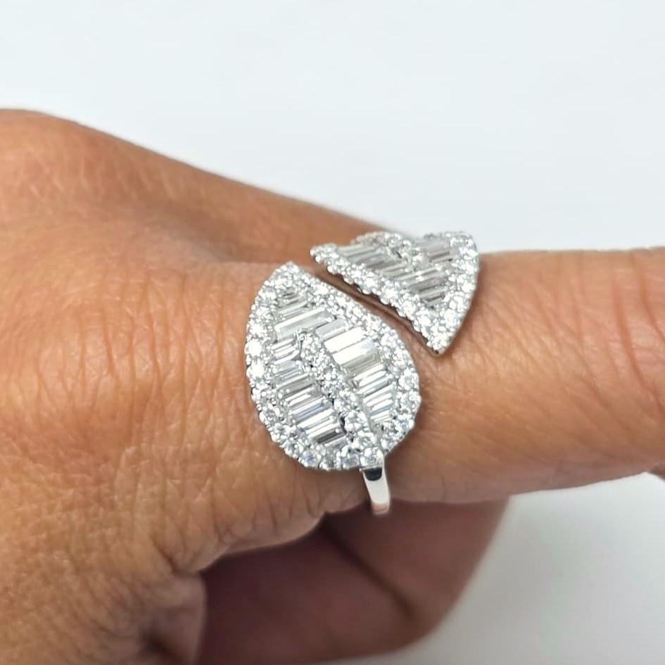 Contemporaneo Anello Beauvince Leaf Wrap Diamond (1,84 carati di diamanti) in oro bianco in vendita