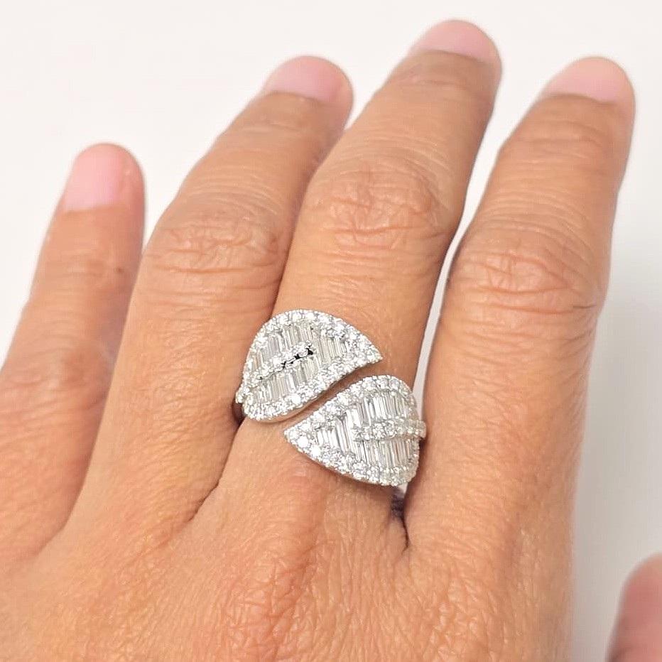 Taglio baguette Anello Beauvince Leaf Wrap Diamond (1,84 carati di diamanti) in oro bianco in vendita