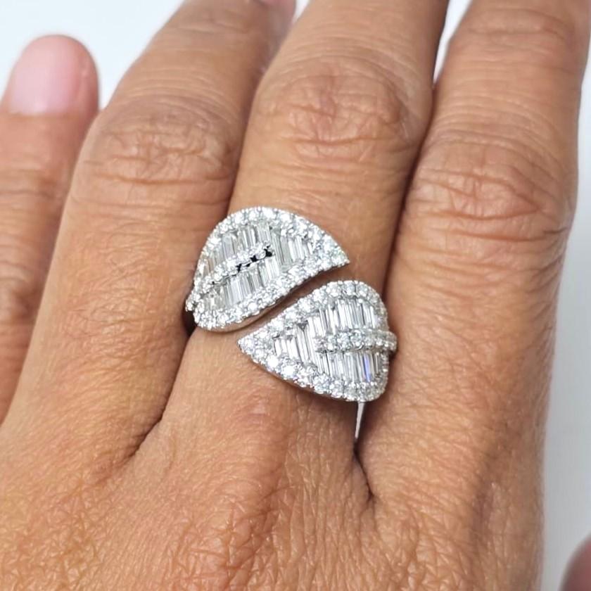 Anello Beauvince Leaf Wrap Diamond (1,84 carati di diamanti) in oro bianco In condizioni Nuovo in vendita a New York, NY