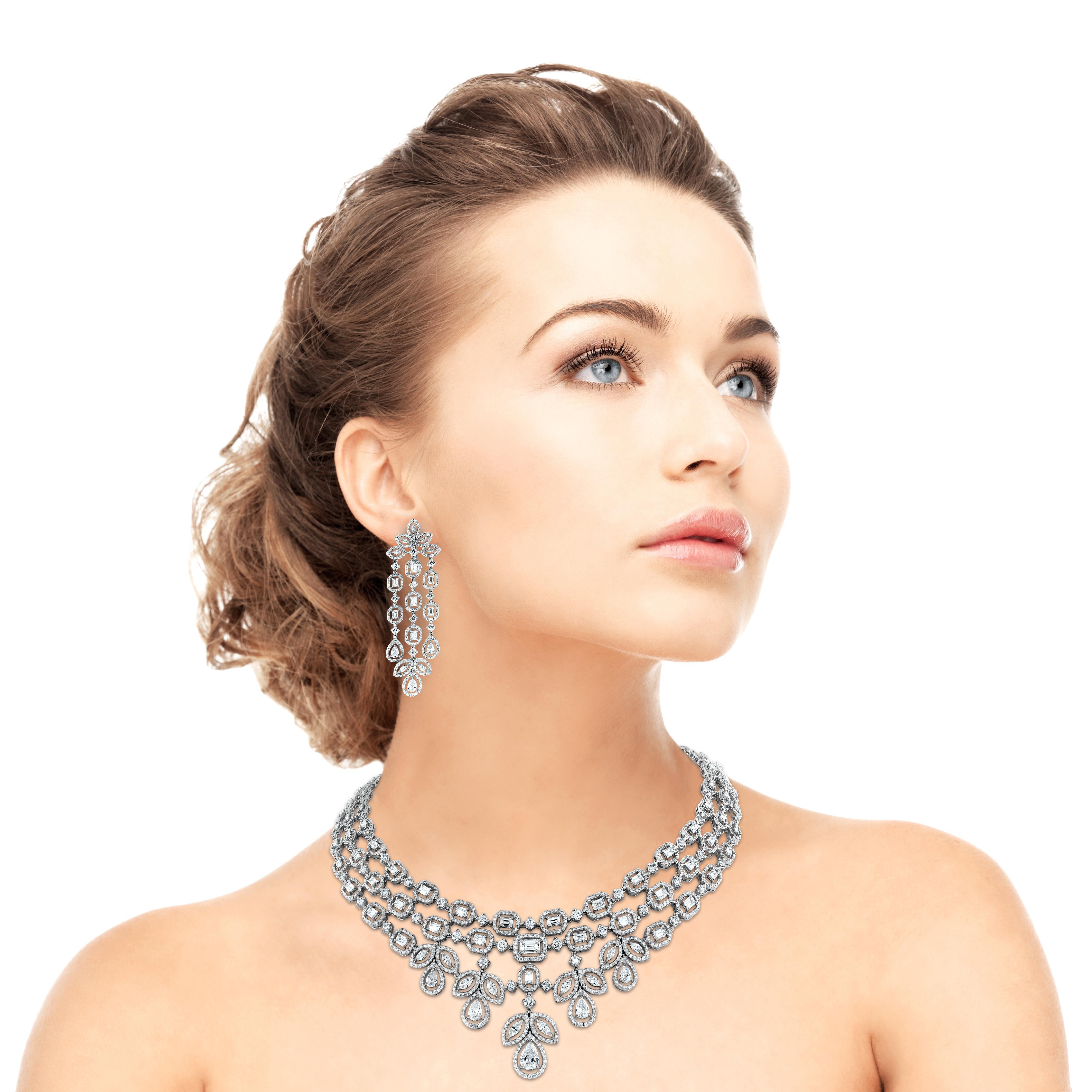 Die Beauvince Legacy Diamant-Halskette & Ohrringe Suite verfügt über ein wichtiges und nachdrückliches Design, das einer Königin angemessen ist. Es ist angegeben, königlich und elegant. Die überdimensionalen Kronleuchter-Ohrringe betonen die