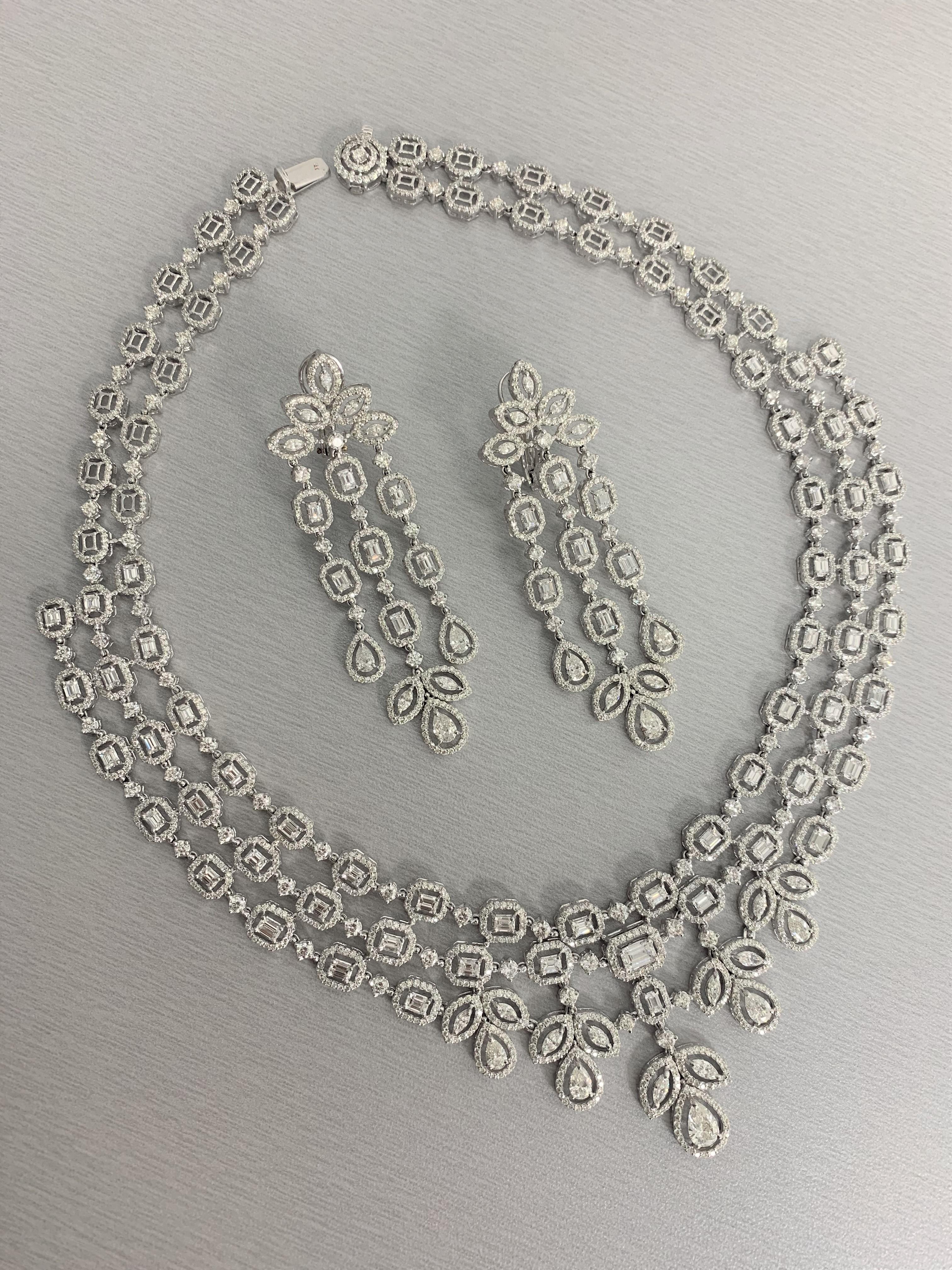 Belle Beauvince Solitär Diamant Halo Halskette und Ohrring Suite in Weißgold im Zustand „Neu“ im Angebot in New York, NY