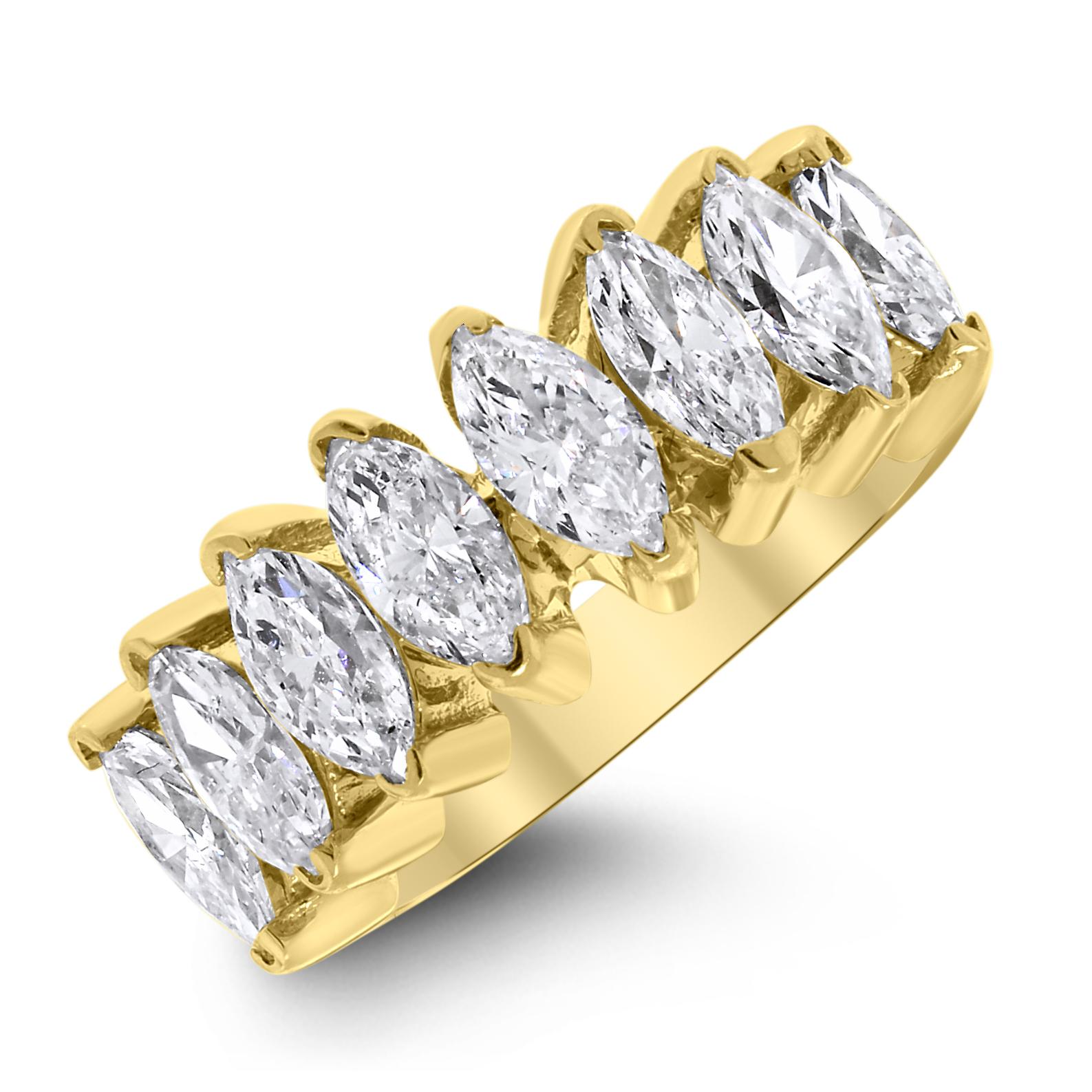 Les diamants en forme de Marquise sont alignés parallèlement les uns aux autres, créant ainsi une bande large et brillante, parfaite seule ou empilée pour former un ensemble. 

Forme du diamant : Marquise 
Poids total des diamants : 1,92 ct 
Couleur