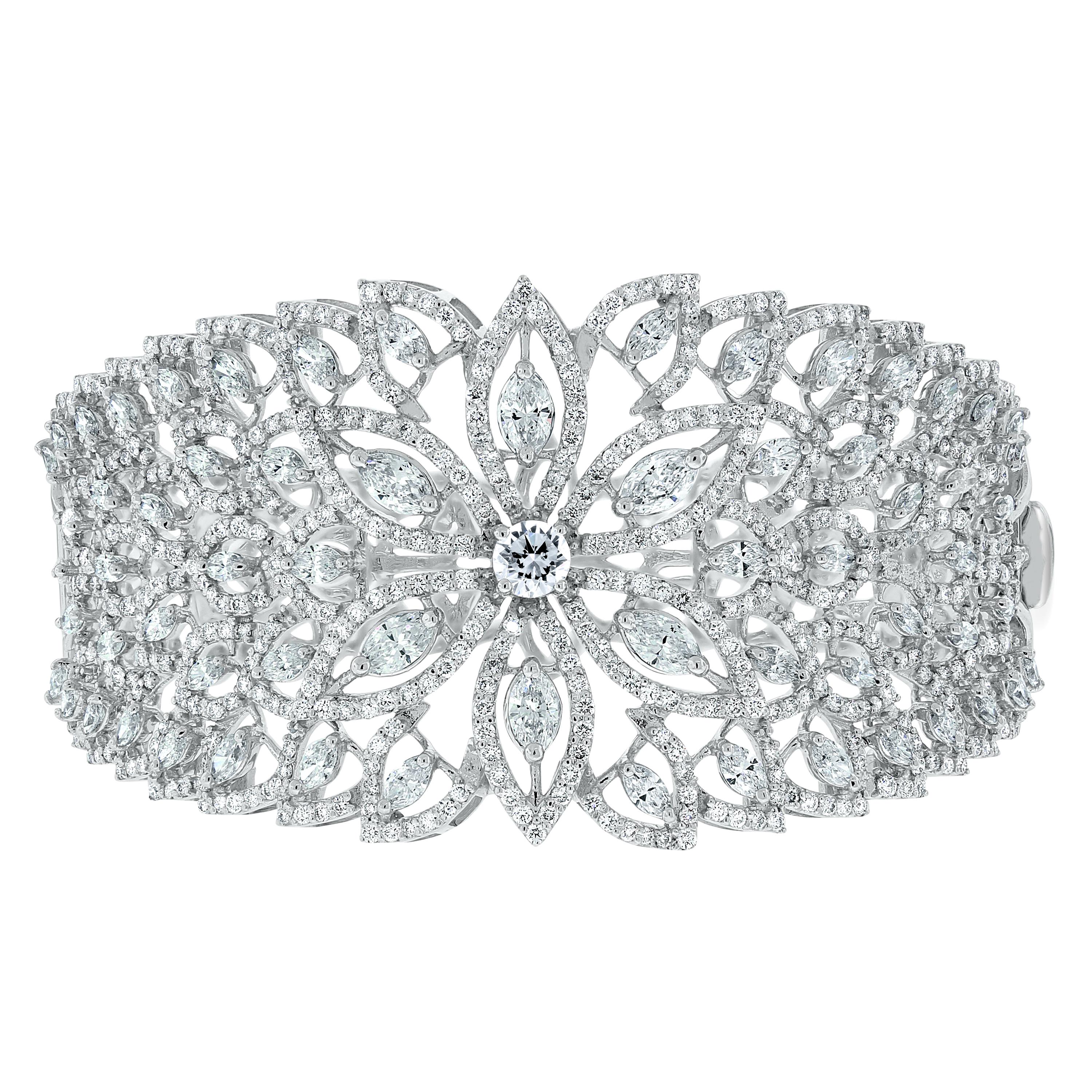 Beauvince Bracelet manchette en or blanc avec halo de diamants marquises