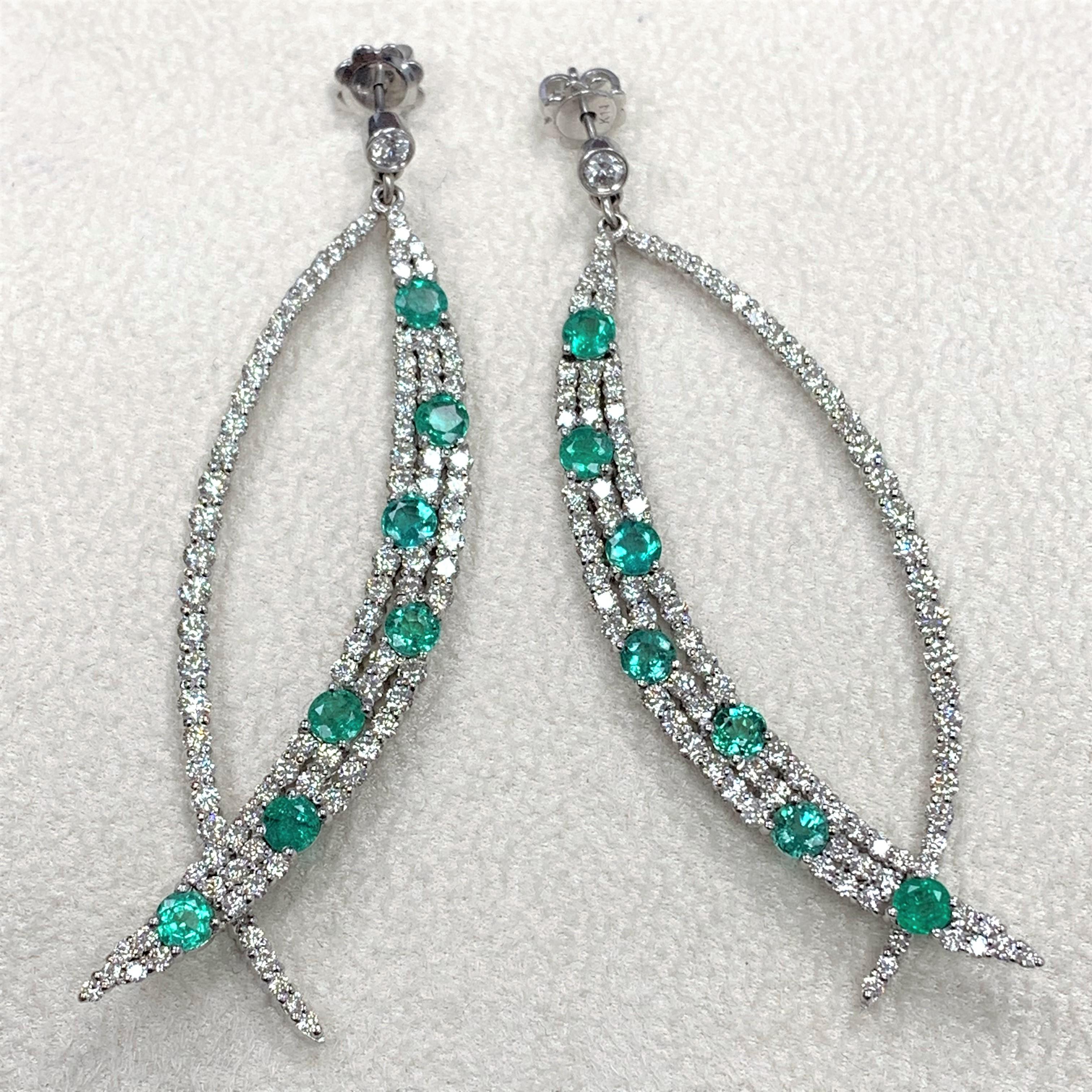 Lange Ohrhänger aus Weißgold mit grünem Smaragd und Diamant von Beauvince (Rundschliff) im Angebot