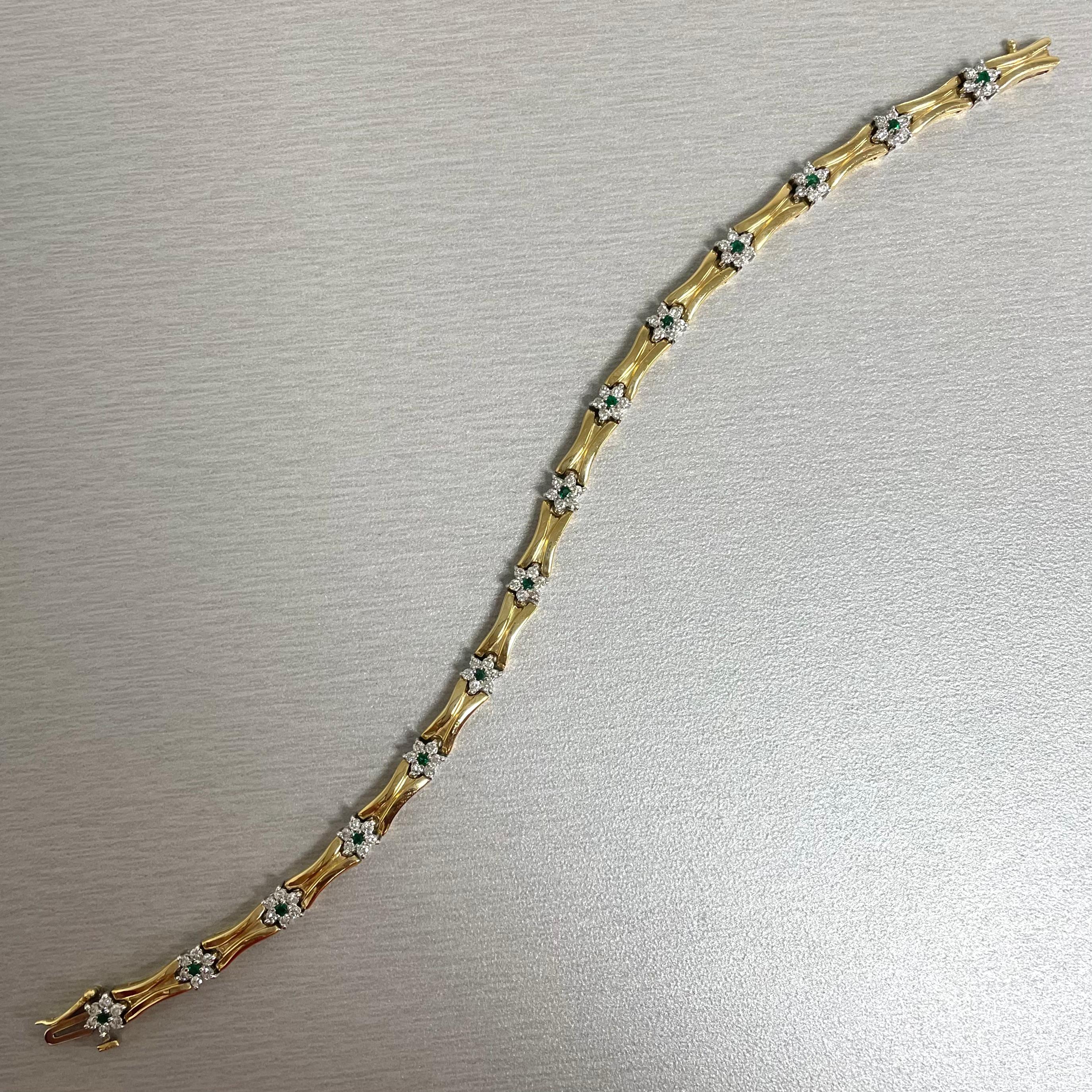 Beauvince Petite Flowers Armband (2,90 Karat Diamanten und Smaragde) aus Gelbgold (Rundschliff) im Angebot
