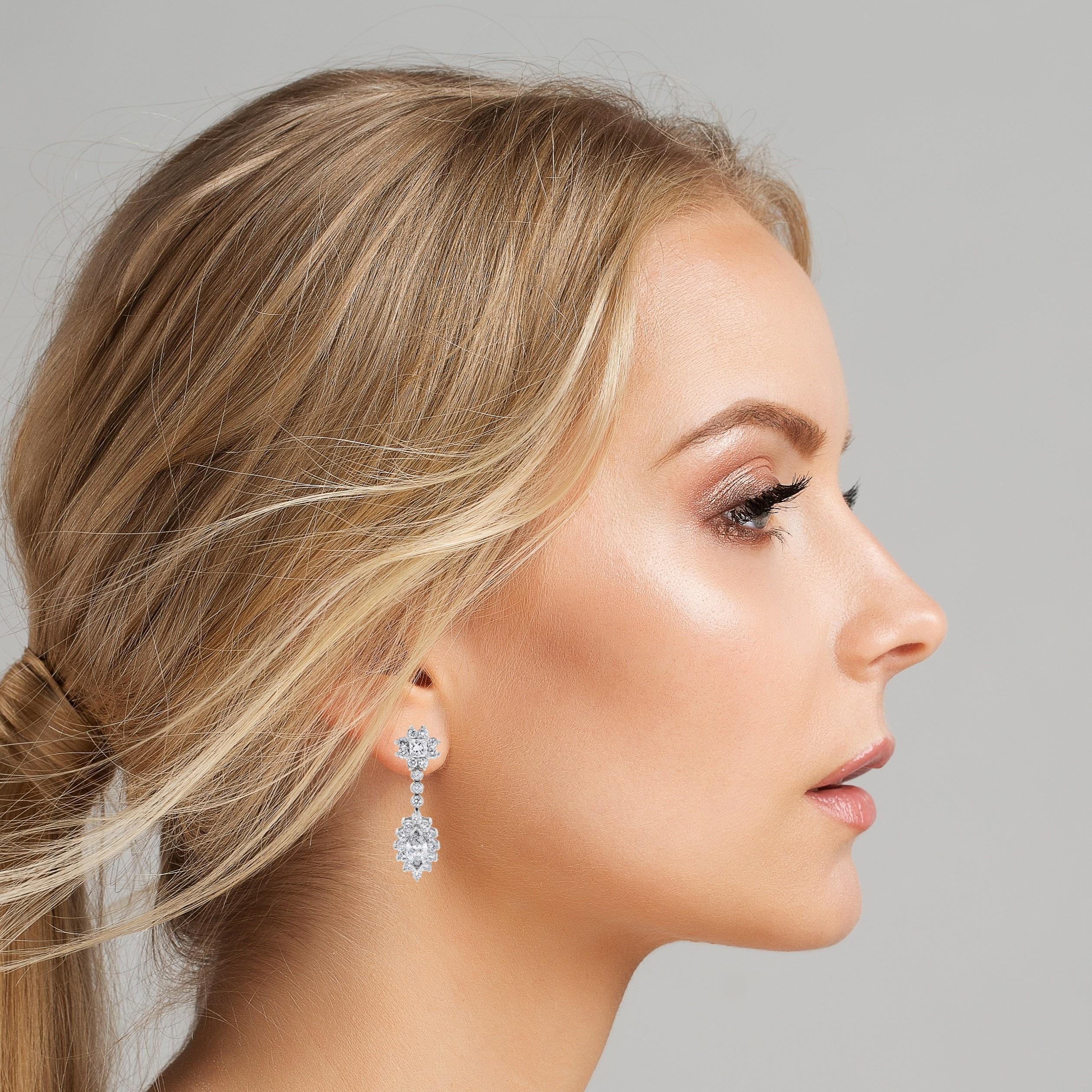 Emphatiques et importantes avec des diamants solitaires entourés de halos, ces boucles d'oreilles sont un investissement et une déclaration conçus pour se démarquer.

Forme du diamant central : Marquise (en bas) Princesse (en haut)
Poids du diamant