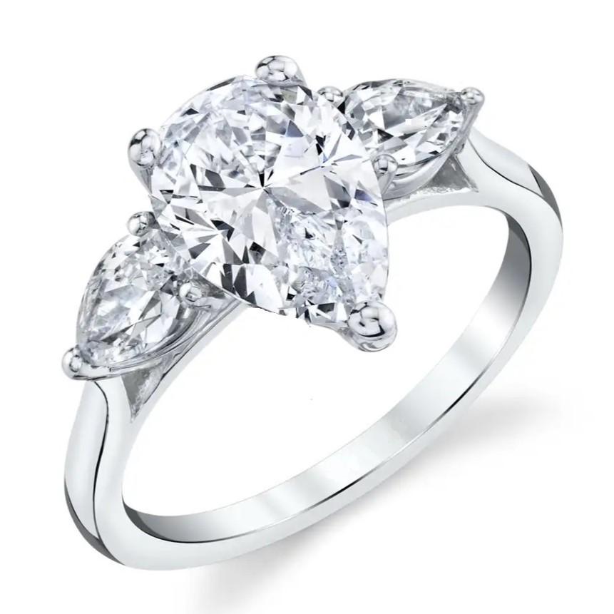 Questo bellissimo diamante a forma di pera, perfettamente pulito, è in attesa di essere personalizzato. Ideale per essere trasformato in un anello di fidanzamento o in un ciondolo, è pieno di scintille e delizie. Da Beauvince Jewelry creiamo pezzi