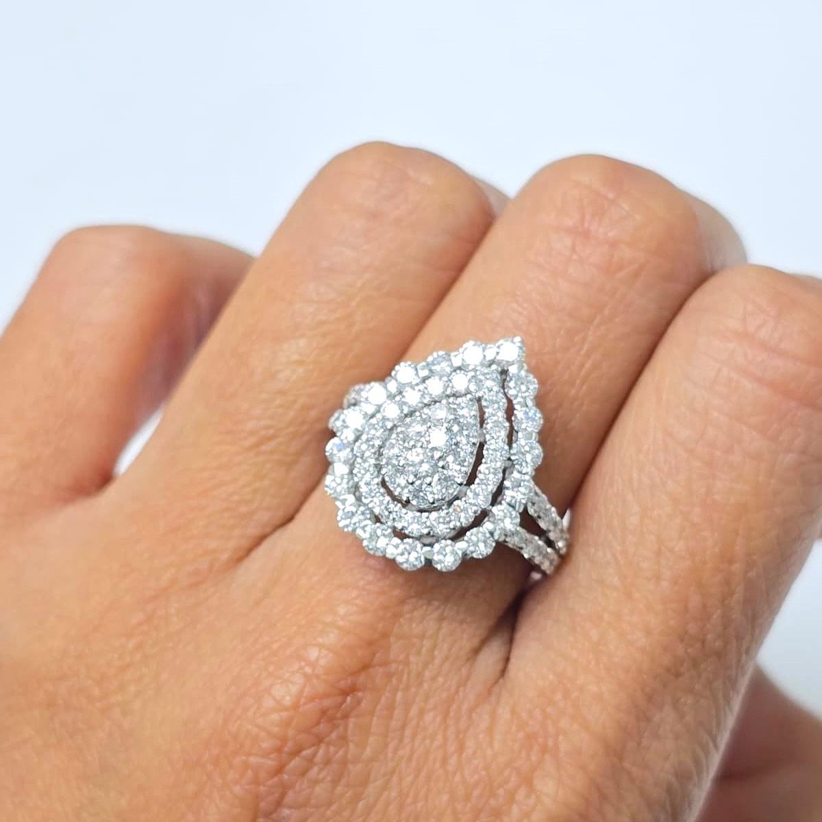 Avec son motif en forme de poire, la bague Reva est une pièce de cocktail audacieuse et emphatique qui peut être ornée pour ajouter une touche de glamour à une soirée décontractée ou pour faire une déclaration lors d'une célébration.

Forme du