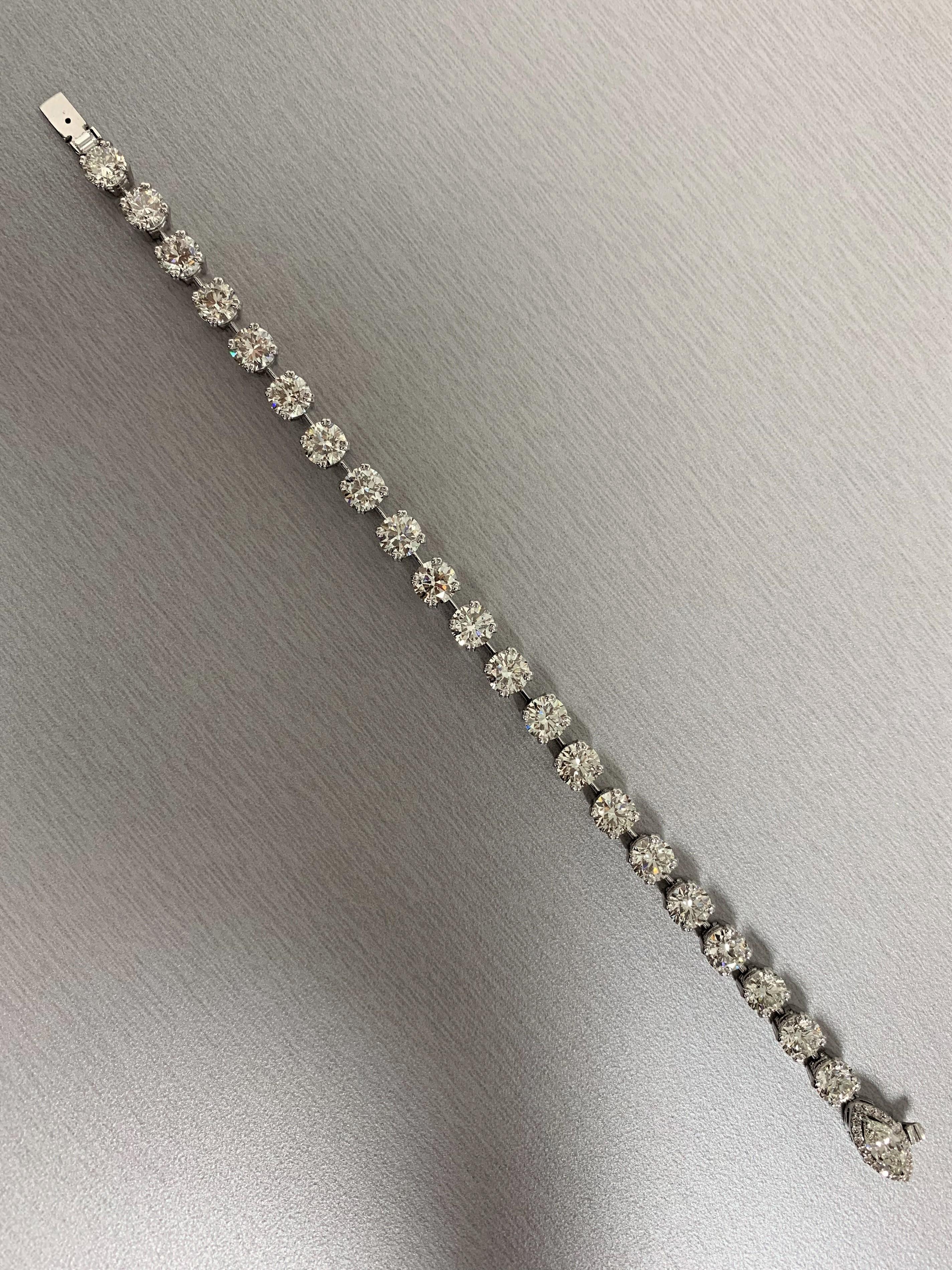 Beauvince Round Diamond 15.95 Carat Tennis Bracelet in Platinum In New Condition For Sale In New York, NY
