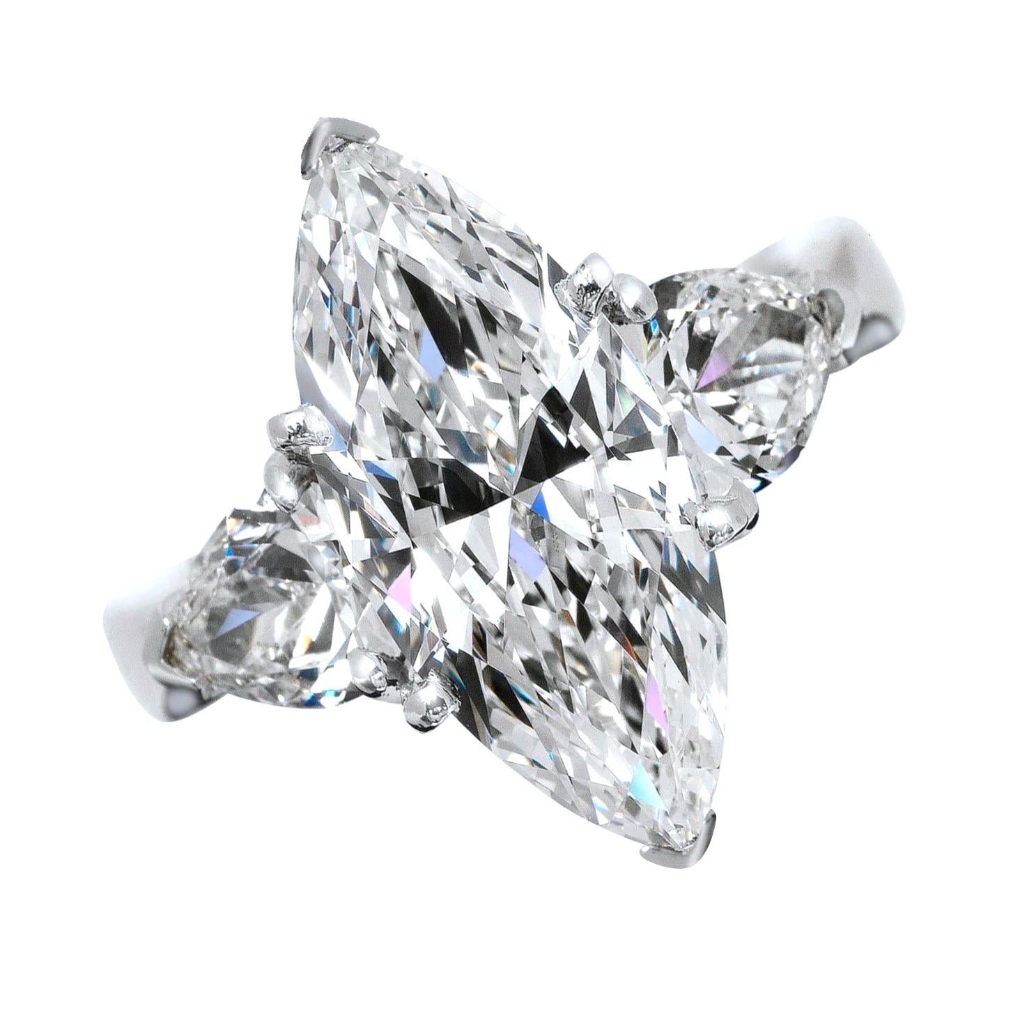 Beauvince Rumi 3 Stein Verlobungsring (5,54 ct Marquise IVS1 GIA Diamant) im Angebot