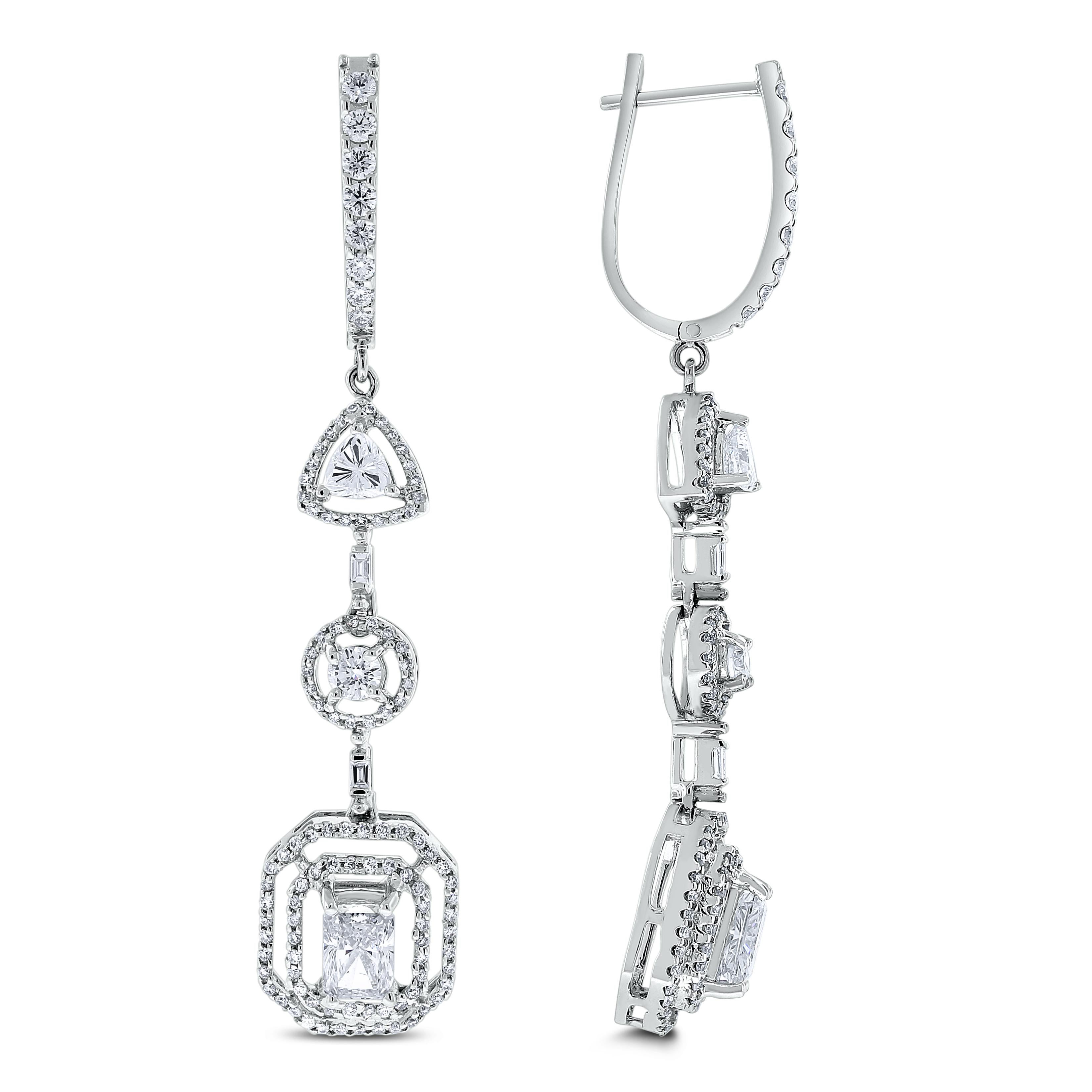 Die Beauvince Sansa Diamond Earrings sind zart und sinnlich, aber auch kühn und rätselhaft. Die wunderschönen baumelnden Ohrringe haben in der Mitte einen 3/4 Karat Diamanten im Radiant-Schliff. 

Formen von Diamanten: Radiant, Baguette, Trillion &