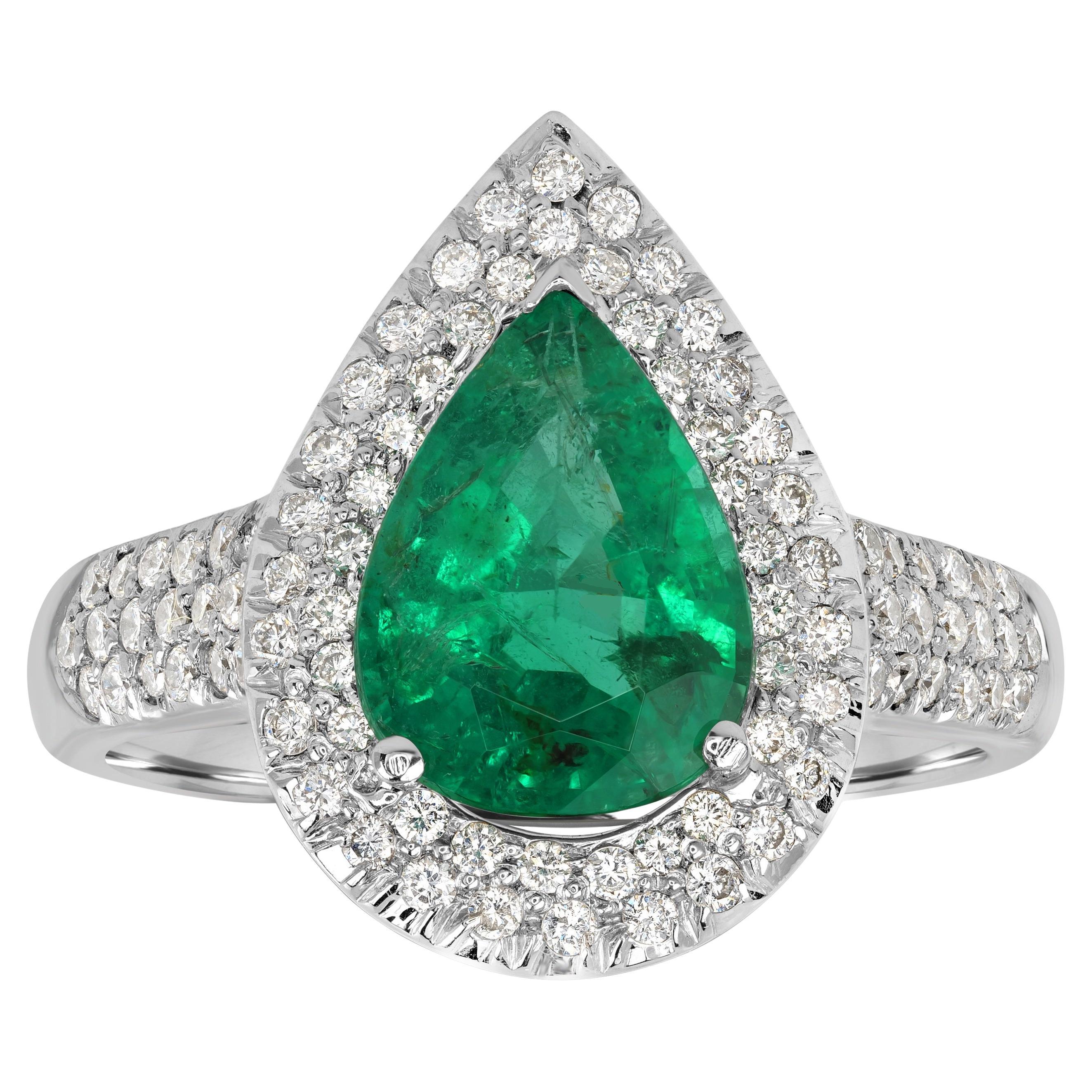 Mit einem ausgeprägten Diamantenhalo, der einen grünen Smaragd umgibt, bildet dieser Ring einen schönen Kontrast zwischen Wärme und Kühle. 

Edelsteine Typ: Smaragd 
Form der Edelsteine: Birnenform 
Gewicht der Edelsteine: 1,74 ct (10,8 x 7,8