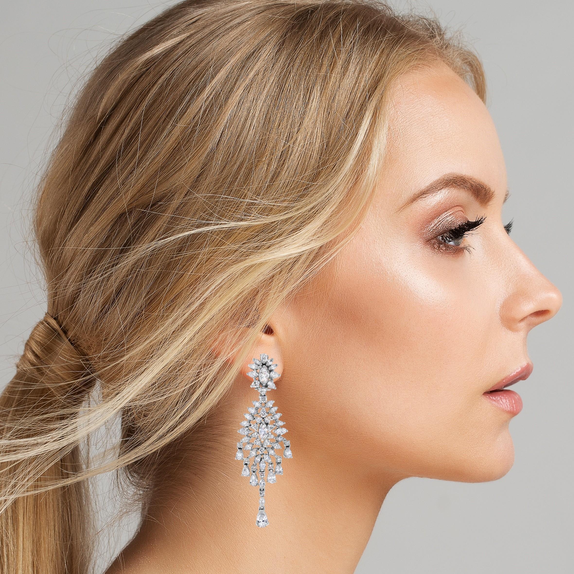 Gli orecchini Shanaya sono dettagliati e glamour. Questi orecchini lunghi ondeggiano e scintillano affascinando gli occhi di chi li guarda. 

Forma dei diamanti: Marquise, Pera e Rotondo 
Peso dei diamanti laterali: 11,74 carati 
Colore del diamante