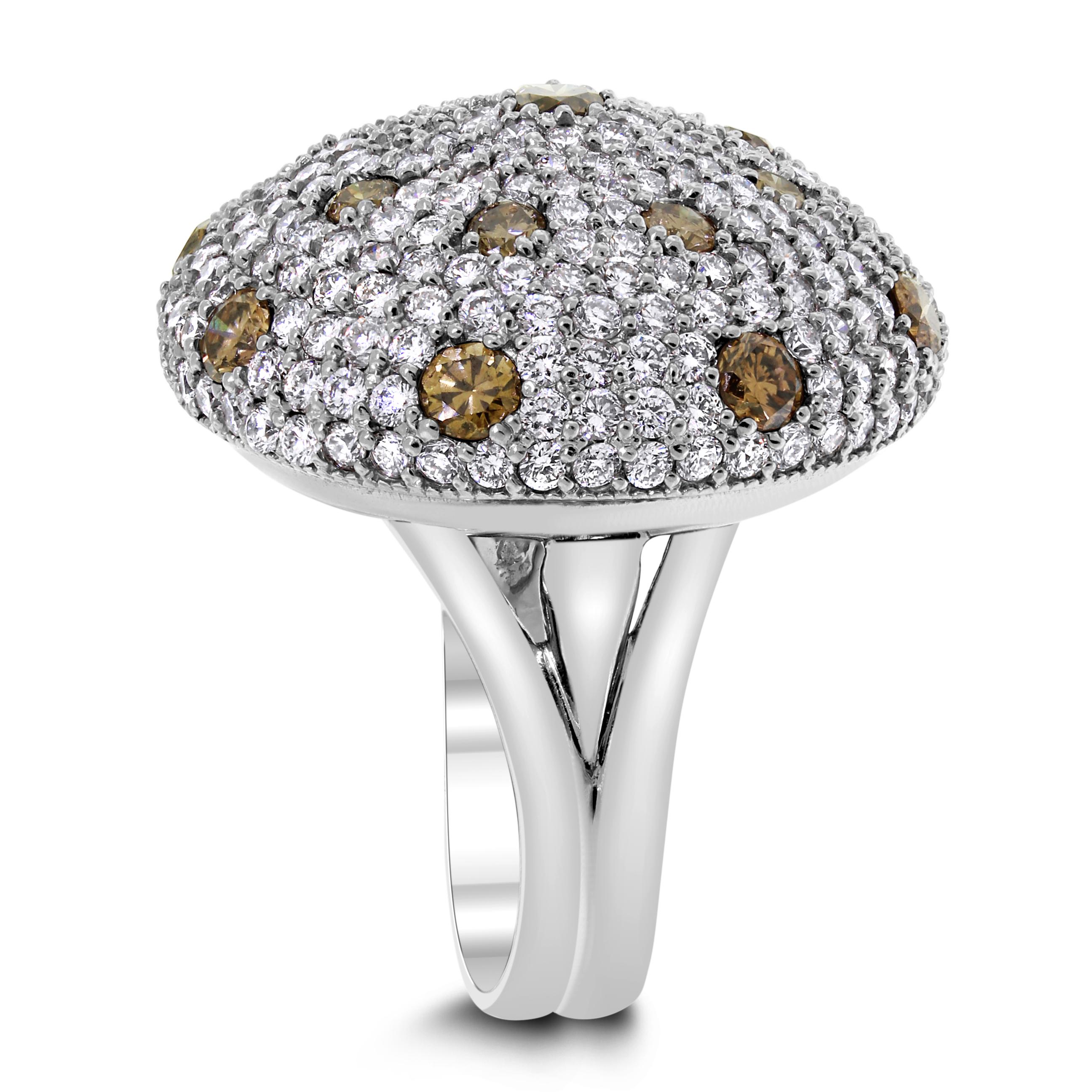 Mit seinen weißen und schokoladenbraunen Diamanten, die in Pflaster gefasst sind, bildet dieser Ring frech einen Pilz nach und ist ein schillerndes Schmuckstück.

Gesamtgewicht der Diamanten: 5,75 ct 
Form des Diamanten: Rund 
Farbe des Diamanten: F