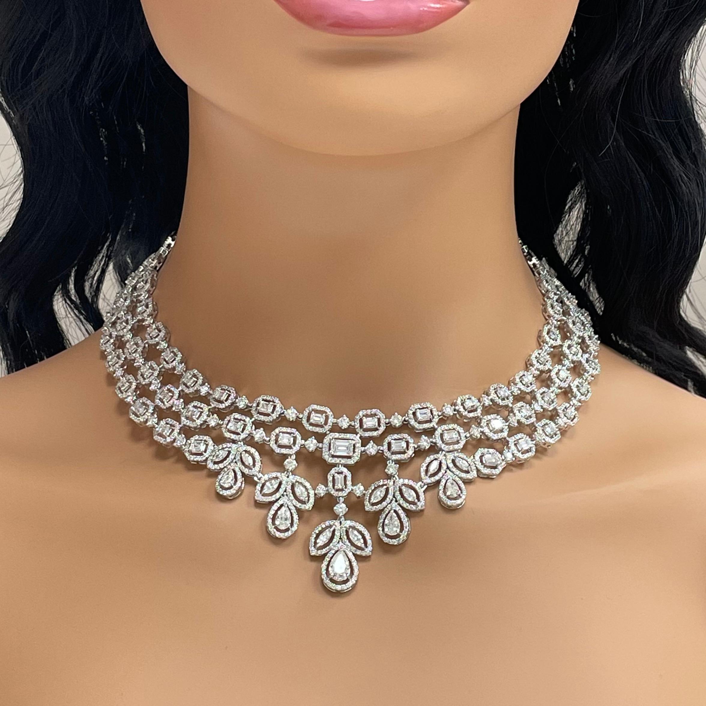 Belle Beauvince Solitär Diamant Halo Halskette und Ohrring Suite in Weißgold (Gemischter Schliff) im Angebot